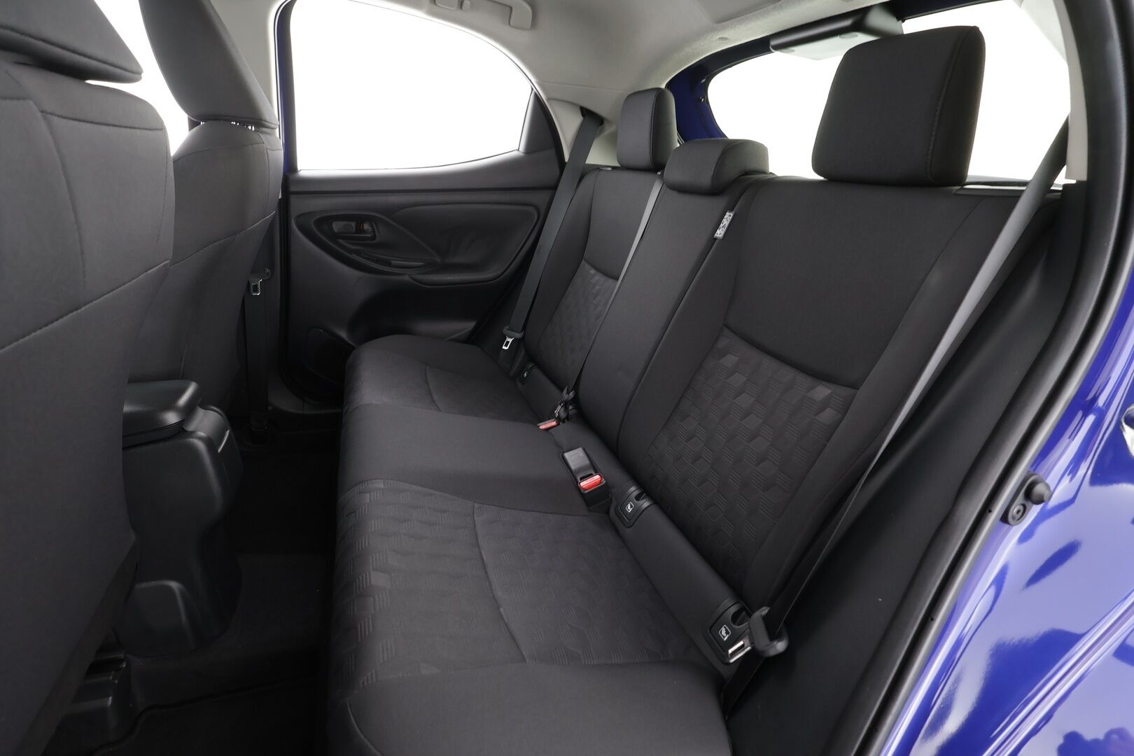 Toyota Yaris 2024 1,5 Hybrid 116 Intense * 1.Om Suomi-auto / ACC / P.kamera / Ratinlämmitin / Kaistavahti / Apple&Android * - Kahdet renkaat aluvanteilla / Merkkihuollettu - HULLUT BLACKWEEK JATKOT - KORKOTARJOUS 2,49%