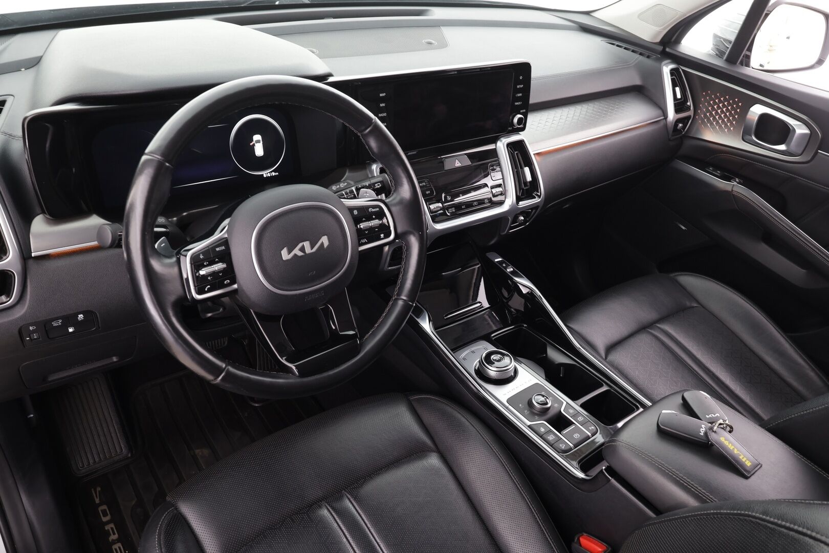 Toyota Yaris 2024 1,5 Hybrid 116 Intense * 1.Om Suomi-auto / ACC / P.kamera / Ratinlämmitin / Kaistavahti / Apple&Android * - Kahdet renkaat aluvanteilla / Merkkihuollettu - HULLUT BLACKWEEK JATKOT - KORKOTARJOUS 2,49%