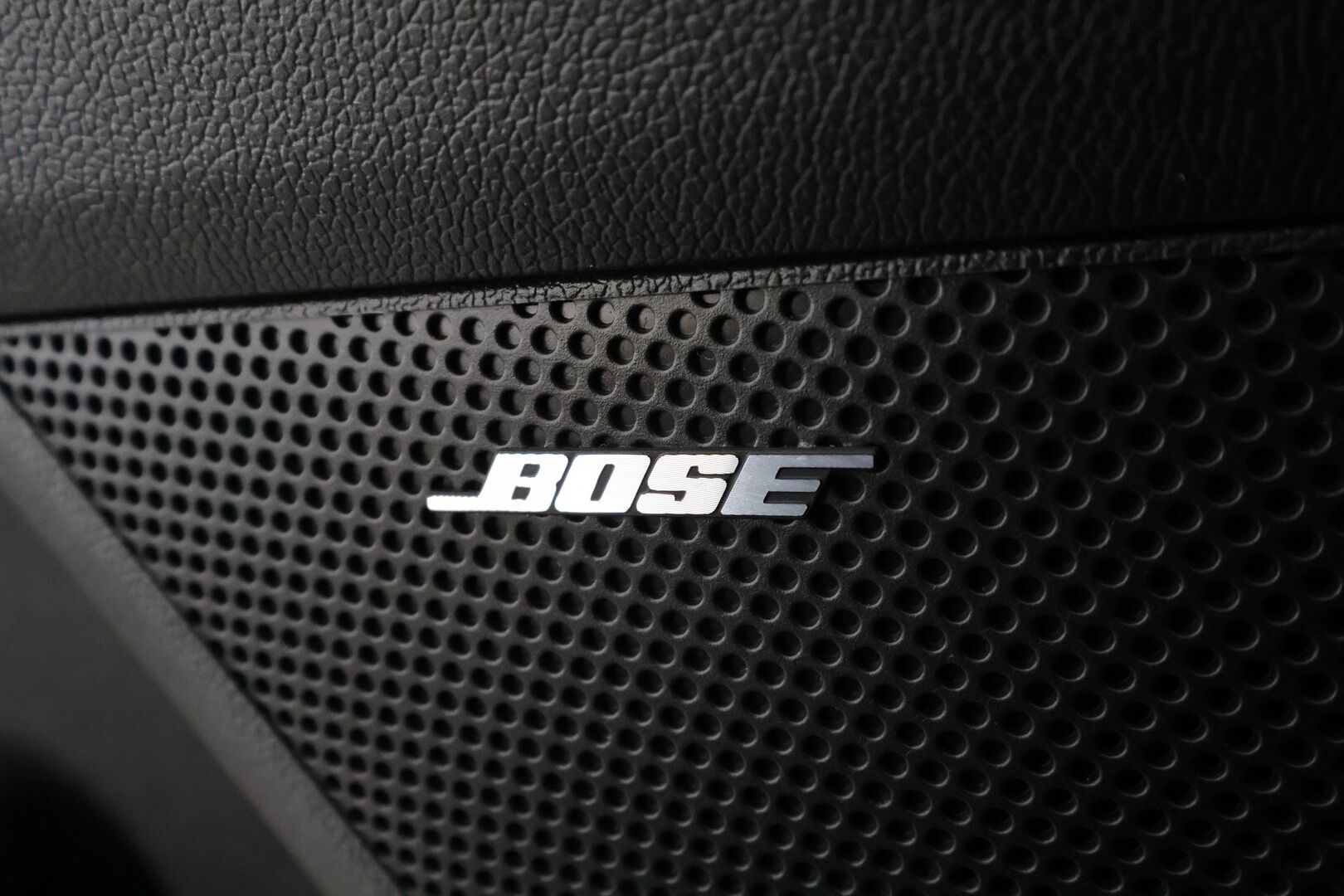 Toyota Yaris 2024 1,5 Hybrid 116 Intense * 1.Om Suomi-auto / ACC / P.kamera / Ratinlämmitin / Kaistavahti / Apple&Android * - Kahdet renkaat aluvanteilla / Merkkihuollettu - HULLUT BLACKWEEK JATKOT - KORKOTARJOUS 2,49%