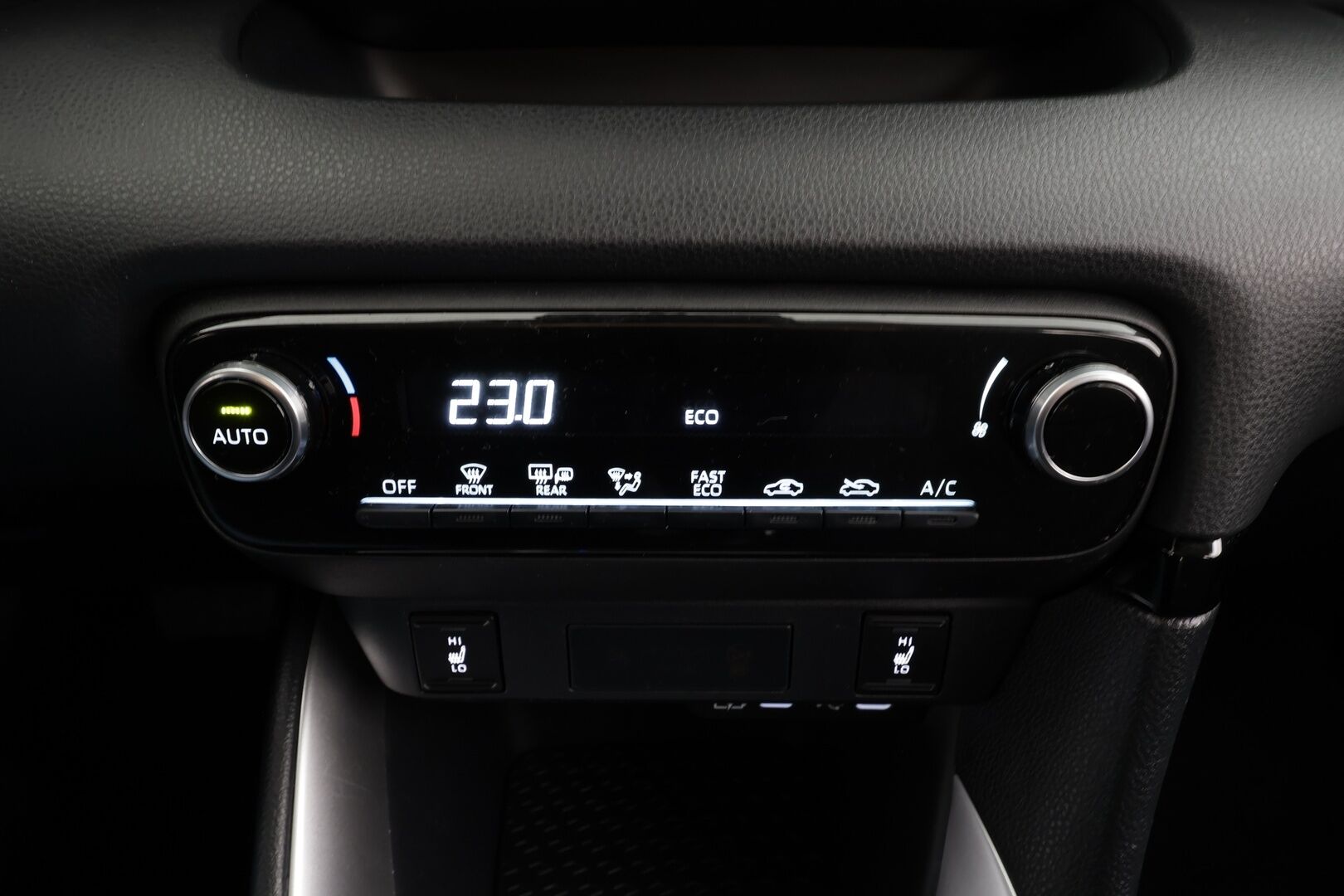 Toyota Yaris 2024 1,5 Hybrid 116 Intense * 1.Om Suomi-auto / ACC / P.kamera / Ratinlämmitin / Kaistavahti / Apple&Android * - Kahdet renkaat aluvanteilla / Merkkihuollettu - HULLUT BLACKWEEK JATKOT - KORKOTARJOUS 2,49%