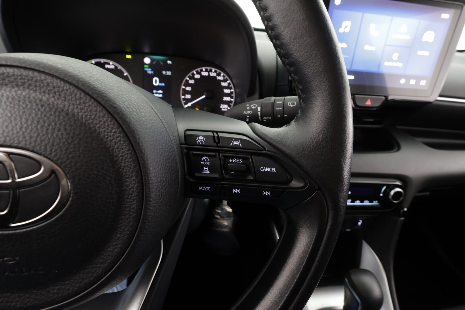 Toyota Yaris 2024 1,5 Hybrid 116 Intense * 1.Om Suomi-auto / ACC / P.kamera / Ratinlämmitin / Kaistavahti / Apple&Android * - Kahdet renkaat aluvanteilla / Merkkihuollettu - HULLUT BLACKWEEK JATKOT - KORKOTARJOUS 2,49%