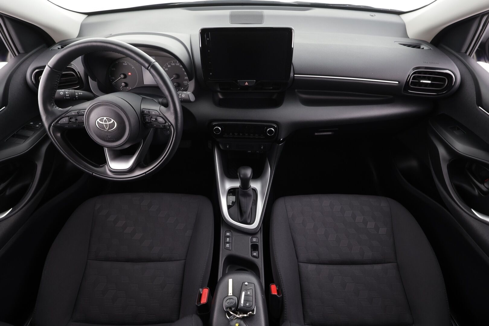 Toyota Yaris 2024 1,5 Hybrid 116 Intense * 1.Om Suomi-auto / ACC / P.kamera / Ratinlämmitin / Kaistavahti / Apple&Android * - Kahdet renkaat aluvanteilla / Merkkihuollettu - HULLUT BLACKWEEK JATKOT - KORKOTARJOUS 2,49%