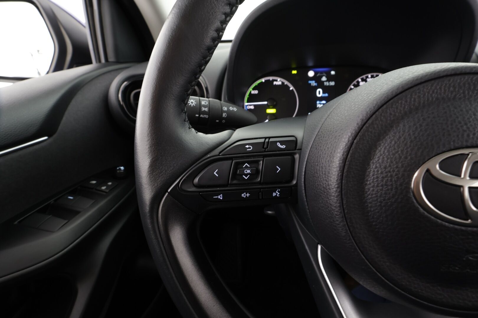 Toyota Yaris 2024 1,5 Hybrid 116 Intense * Suomi-auto / ACC / P.kamera / Kaistavahti / Ratinlämmitin / 2xRenkaat * - Merkkihuollettu - HULLUT JOULUT KORKOTARJOUS 2,49% 