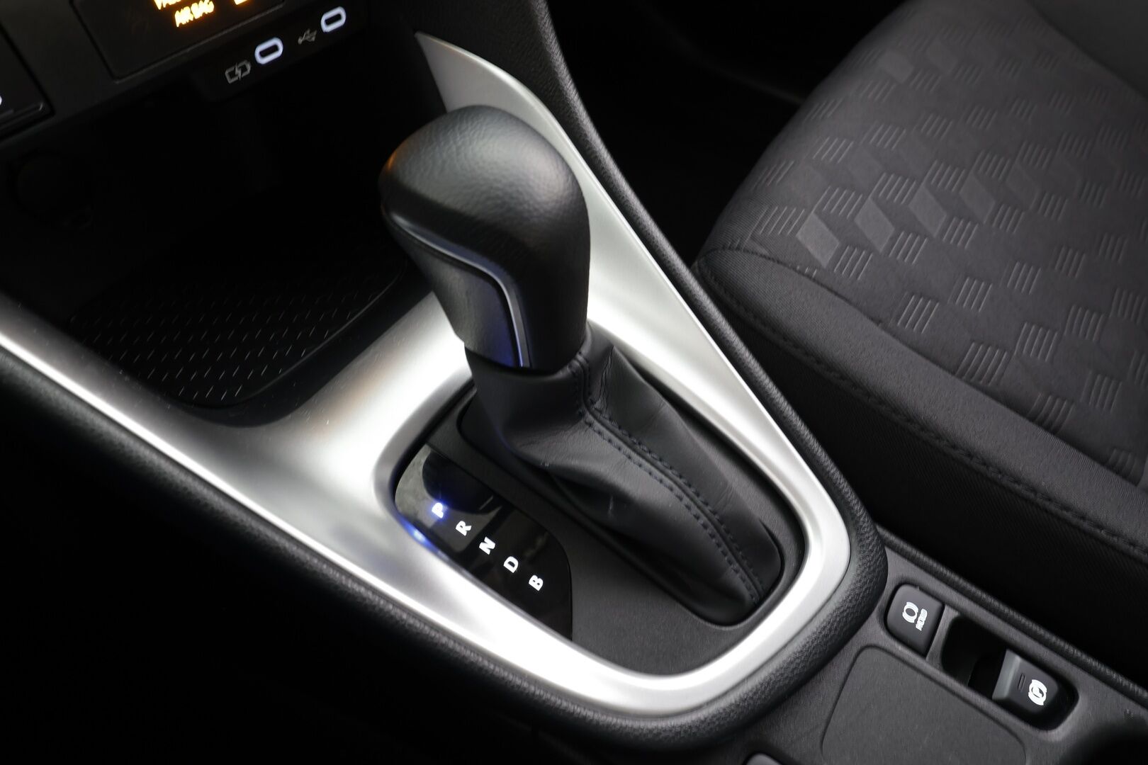 Toyota Yaris 2024 1,5 Hybrid 116 Intense * Suomi-auto / ACC / P.kamera / Kaistavahti / Ratinlämmitin / 2xRenkaat * - Merkkihuollettu - HULLUT JOULUT KORKOTARJOUS 2,49% 