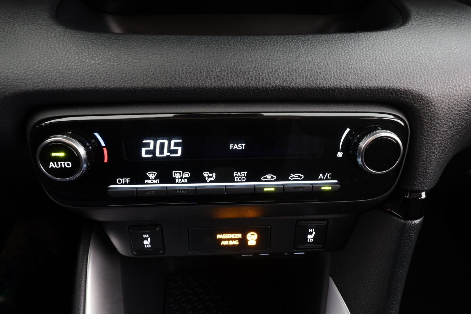 Toyota Yaris 2024 1,5 Hybrid 116 Intense * Suomi-auto / ACC / P.kamera / Kaistavahti / Ratinlämmitin / 2xRenkaat * - Merkkihuollettu - HULLUT JOULUT KORKOTARJOUS 2,49% 