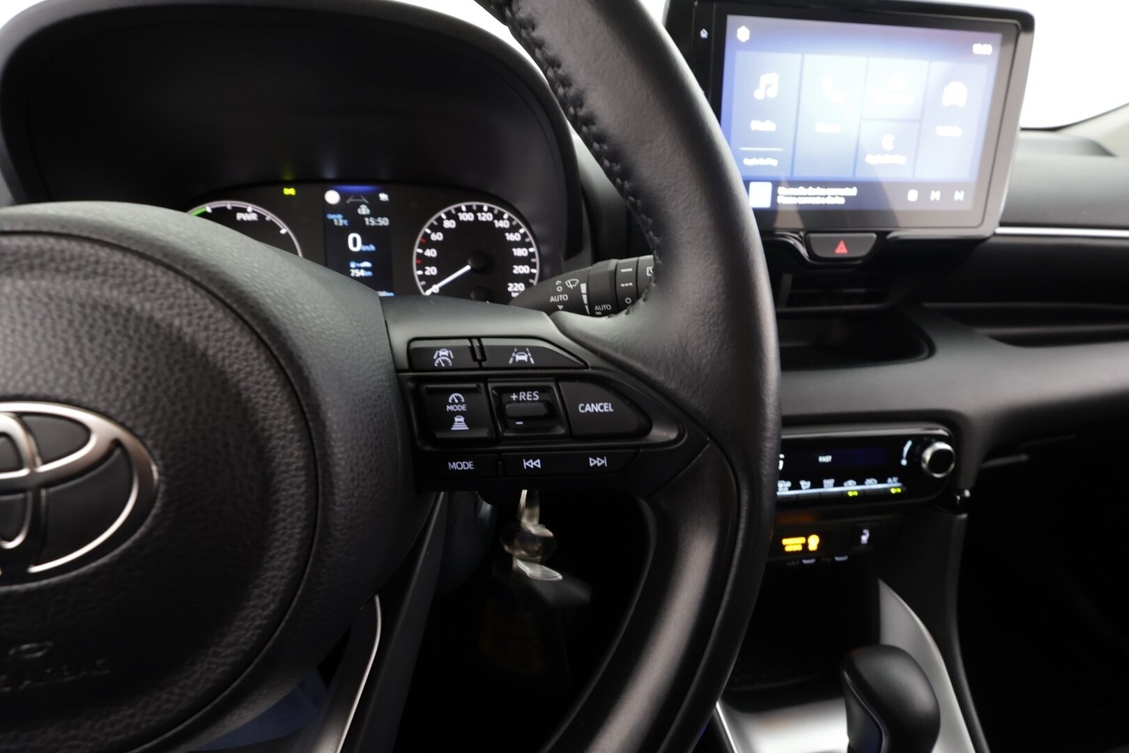 Toyota Yaris 2024 1,5 Hybrid 116 Intense * Suomi-auto / ACC / P.kamera / Kaistavahti / Ratinlämmitin / 2xRenkaat * - Merkkihuollettu - HULLUT JOULUT KORKOTARJOUS 2,49% 