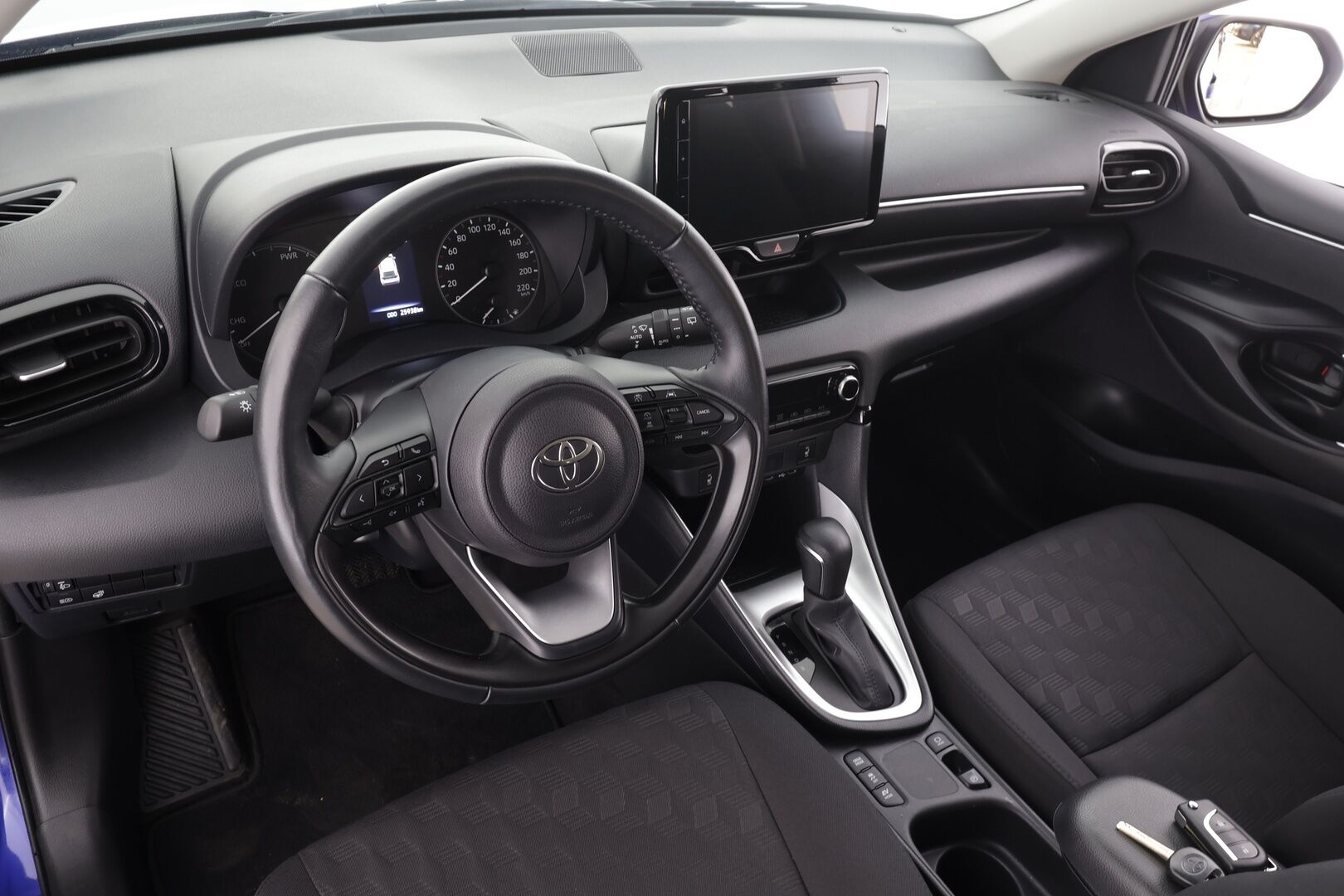 Toyota Yaris 2024 1,5 Hybrid 116 Intense * Suomi-auto / ACC / P.kamera / Kaistavahti / Ratinlämmitin / 2xRenkaat * - Merkkihuollettu - HULLUT JOULUT KORKOTARJOUS 2,49% 