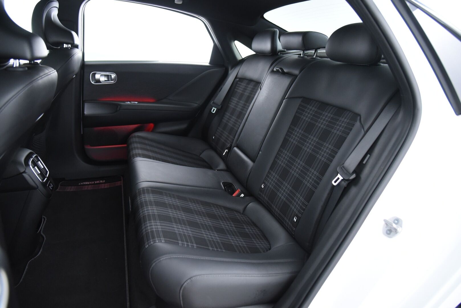 Hyundai IONIQ 6 2023 77 kWh 325 hv AWD First Edition / Adapt.vakkari / LED / BOSE / Lasikattoluukku / 360° Kamera / HUD - Hyvillä varusteilla / SoH: 97,5% - HULLU BLACKWEEK KORKOTARJOUS 2,49%