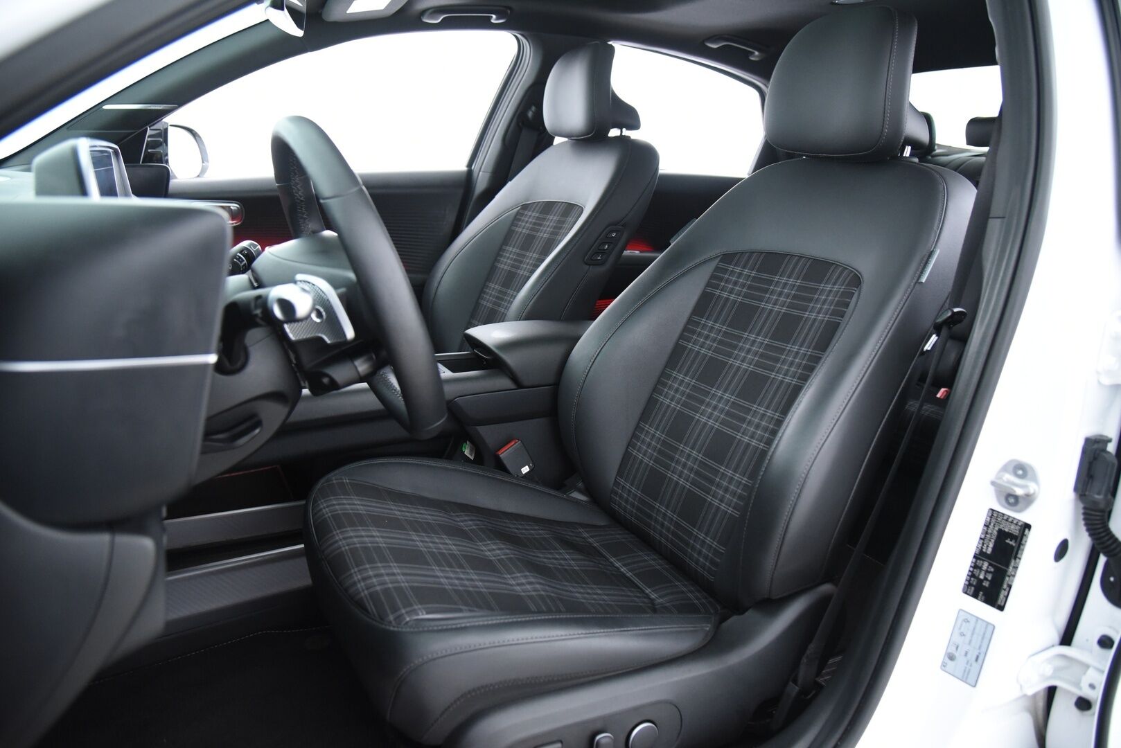 Hyundai IONIQ 6 2023 77 kWh 325 hv AWD First Edition / Adapt.vakkari / LED / BOSE / Lasikattoluukku / 360° Kamera / HUD - Hyvillä varusteilla / SoH: 97,5% - HULLU BLACKWEEK KORKOTARJOUS 2,49%