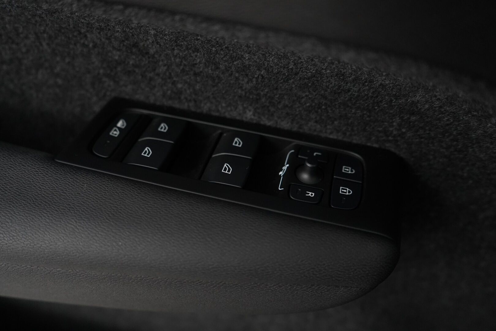 Volvo XC40 2022 P6 Recharge *Lämpöpumppu / Acc / LED-valot / Kamera / Sporttipenkki Muistilla* - Seuraava huolto vasta 7/2026 / 2x Volvon aluvanteet / 