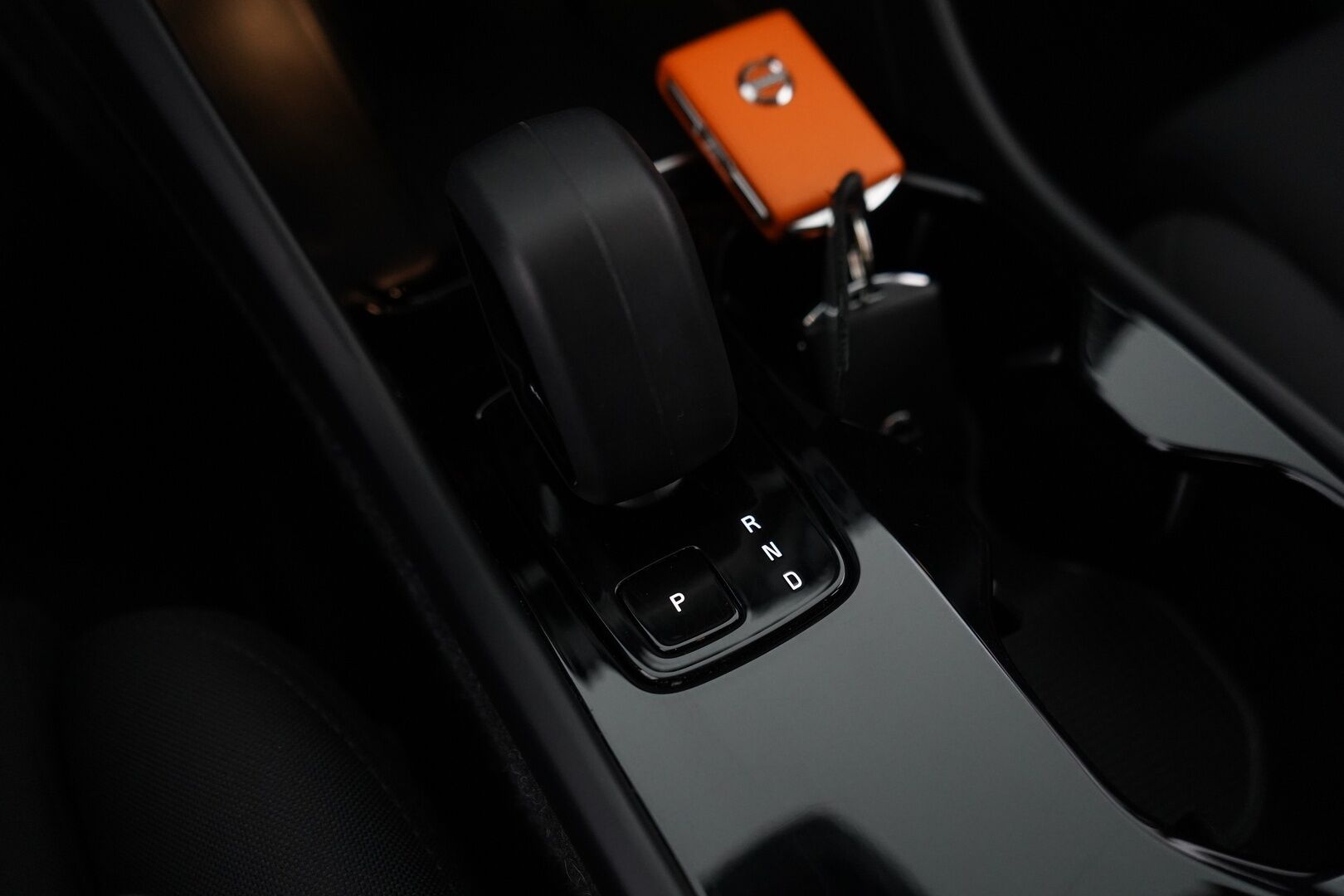Volvo XC40 2022 P6 Recharge *Lämpöpumppu / Acc / LED-valot / Kamera / Sporttipenkki Muistilla* - Seuraava huolto vasta 7/2026 / 2x Volvon aluvanteet / 