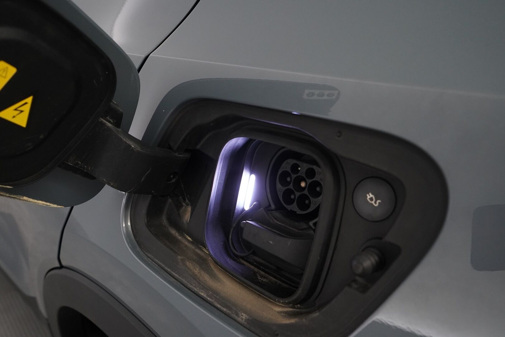 Volvo XC40 2022 P6 Recharge Single Plus Aut. *Lämpöpumppu / ACC / LED-valot / Kamera / Sporttipenkki Muistilla* - KATSO KAMPANJAHINTA! / SoH 92.1% / Seuraava huolto vasta 7/2026 / Kahdet Volvon alumiinivanteet / Merkkihuollot / Puhdas Vertical - Osta nyt, maksa vasta ensi vuonna