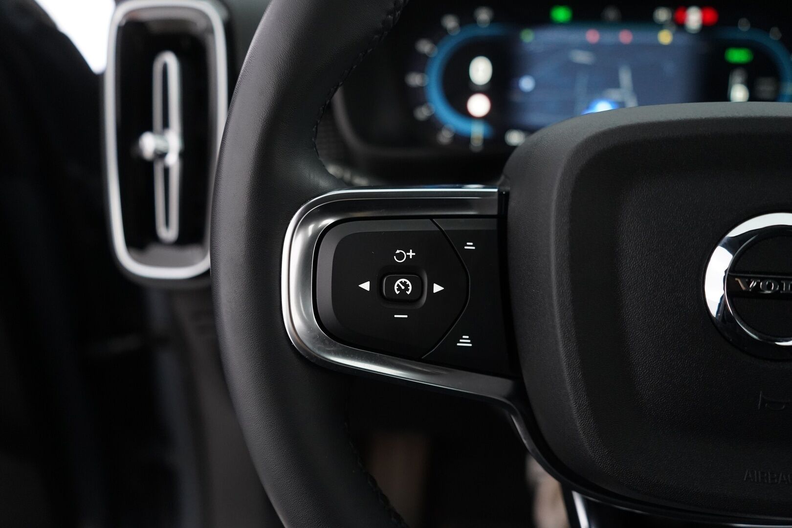 Volvo XC40 2022 P6 Recharge *Lämpöpumppu / Acc / LED-valot / Kamera / Sporttipenkki Muistilla* - Seuraava huolto vasta 7/2026 / 2x Volvon aluvanteet / 