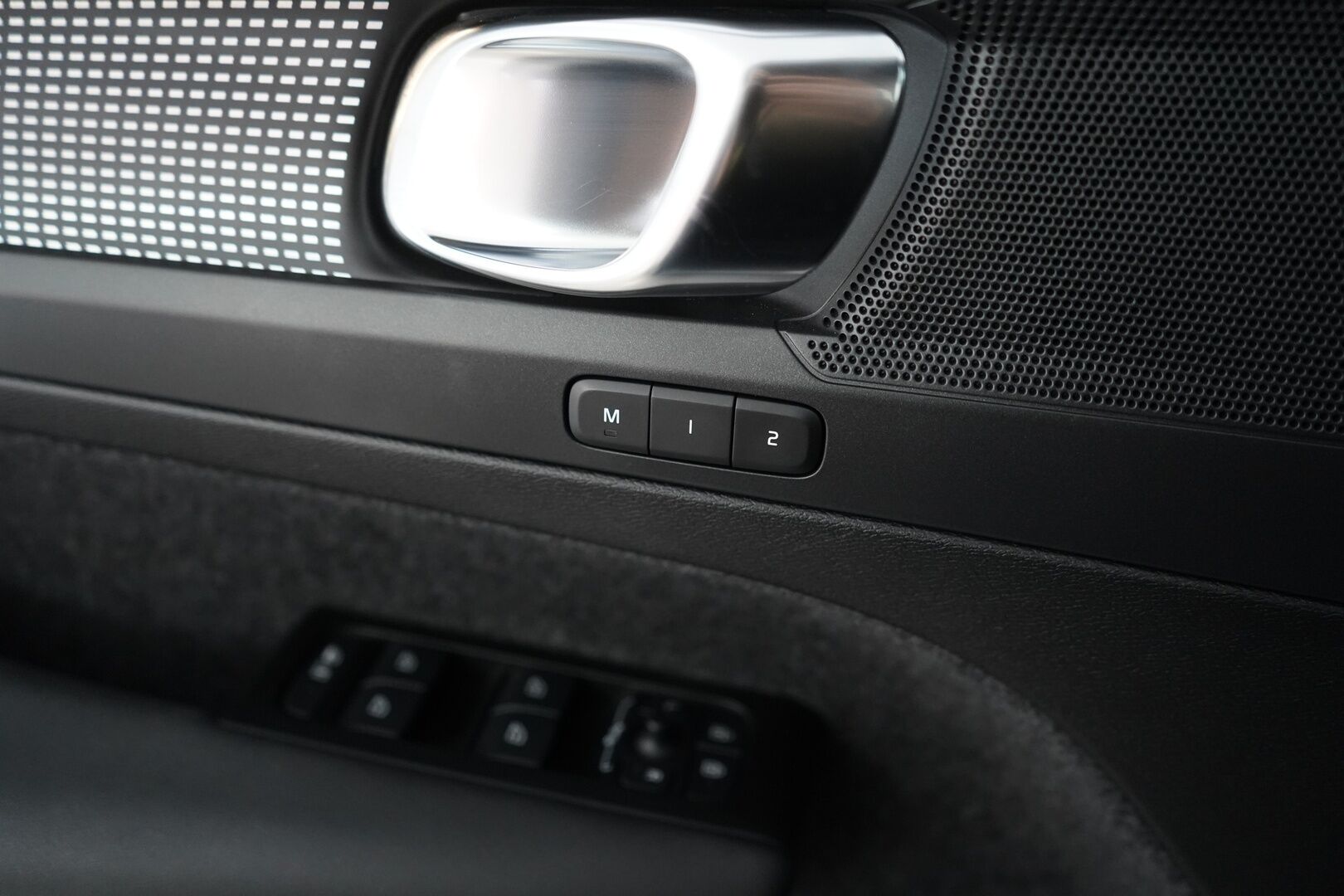Volvo XC40 2022 P6 Recharge *Lämpöpumppu / Acc / LED-valot / Kamera / Sporttipenkki Muistilla* - Seuraava huolto vasta 7/2026 / 2x Volvon aluvanteet / 