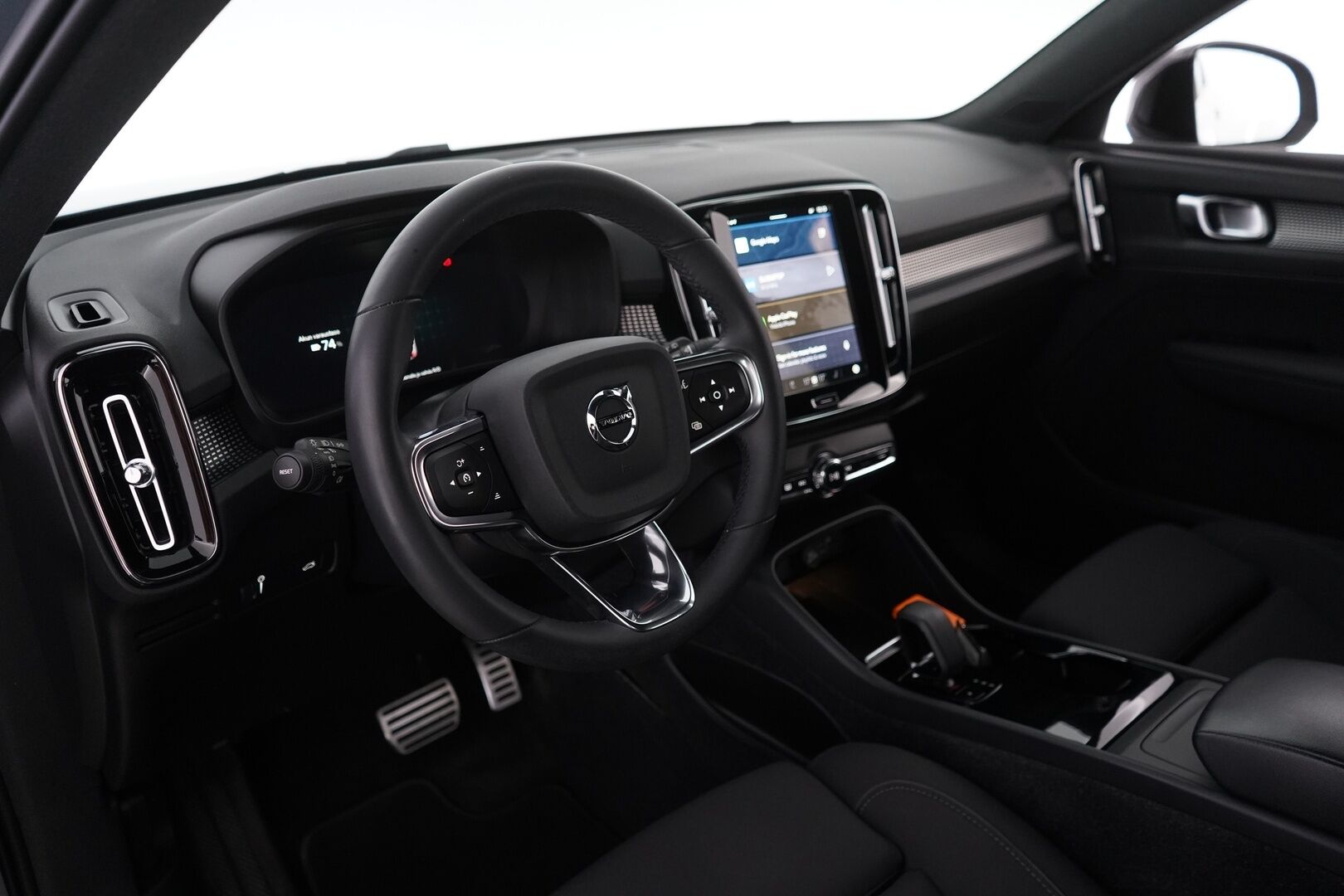 Volvo XC40 2022 P6 Recharge *Lämpöpumppu / Acc / LED-valot / Kamera / Sporttipenkki Muistilla* - Seuraava huolto vasta 7/2026 / 2x Volvon aluvanteet / 