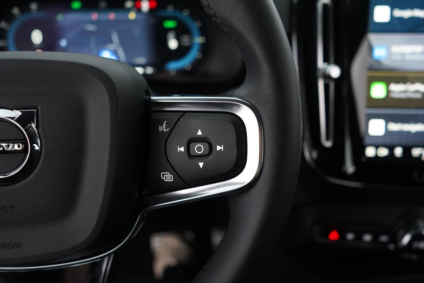 Volvo XC40 2022 P6 Recharge *Lämpöpumppu / Acc / LED-valot / Kamera / Sporttipenkki Muistilla* - Seuraava huolto vasta 7/2026 / 2x Volvon aluvanteet / 