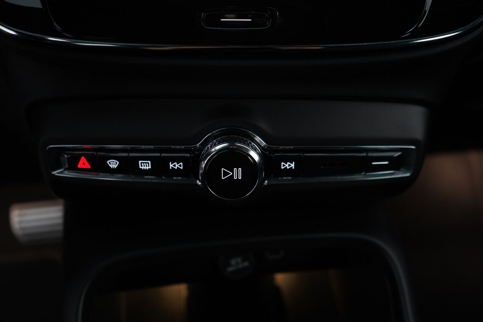 Volvo XC40 2022 P6 Recharge *Lämpöpumppu / Acc / LED-valot / Kamera / Sporttipenkki Muistilla* - Seuraava huolto vasta 7/2026 / 2x Volvon aluvanteet / 