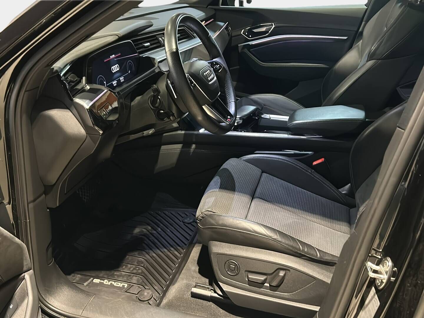Audi e-tron 2022 95 kWh, S line 55 quattro - Black-Optic | Vetokoukku | ACC | Bang&Olufsen | Panoraama | 360-Kamera | Ilma-Alusta | Matrix-LED | Sähköluukku | BLIS 