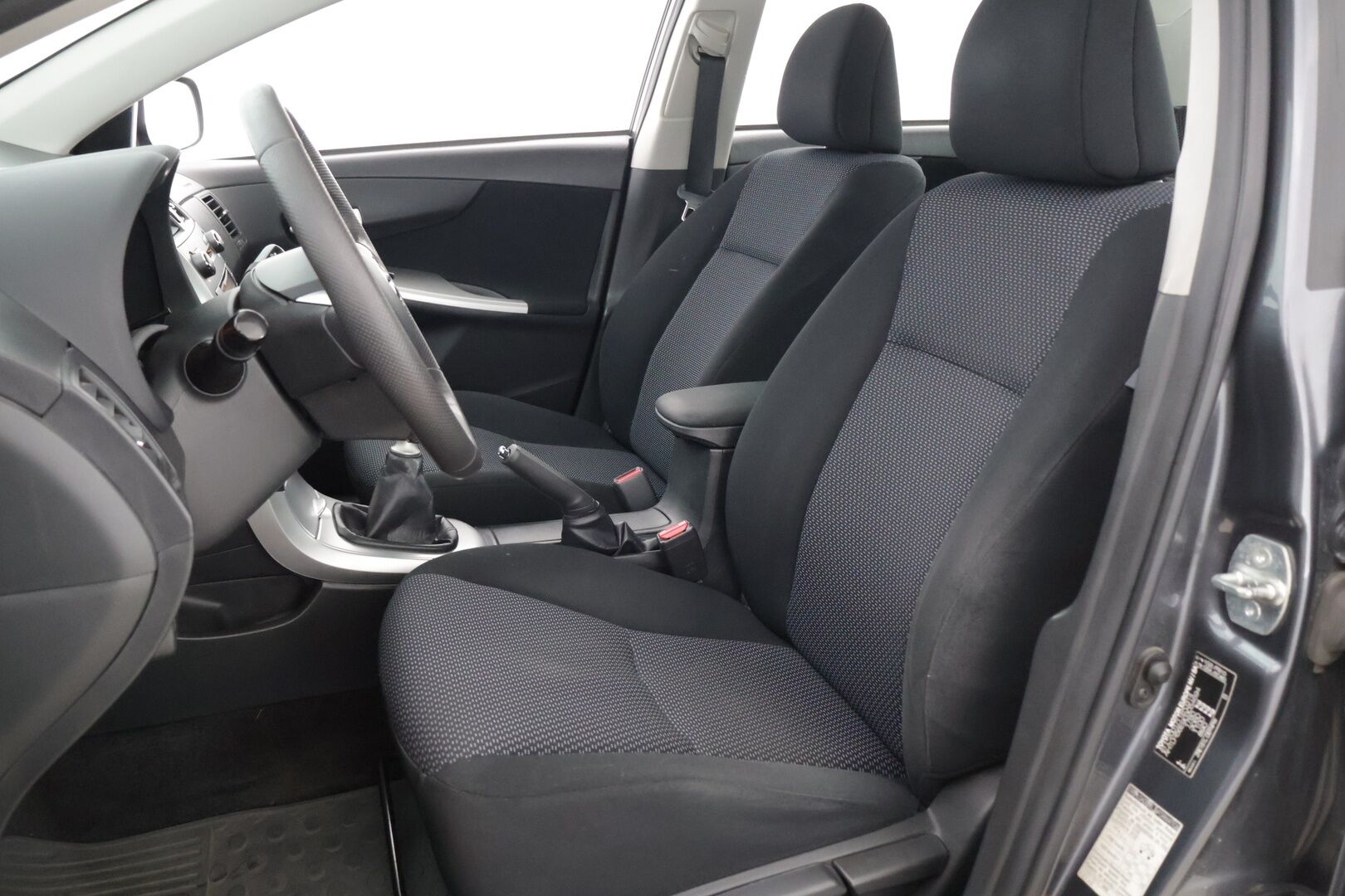 Toyota Corolla 2011 1,6 Valvematic Linea Sol 4ov - Lohkolämmitin / Särmä huoltohistoria / Tutka takana