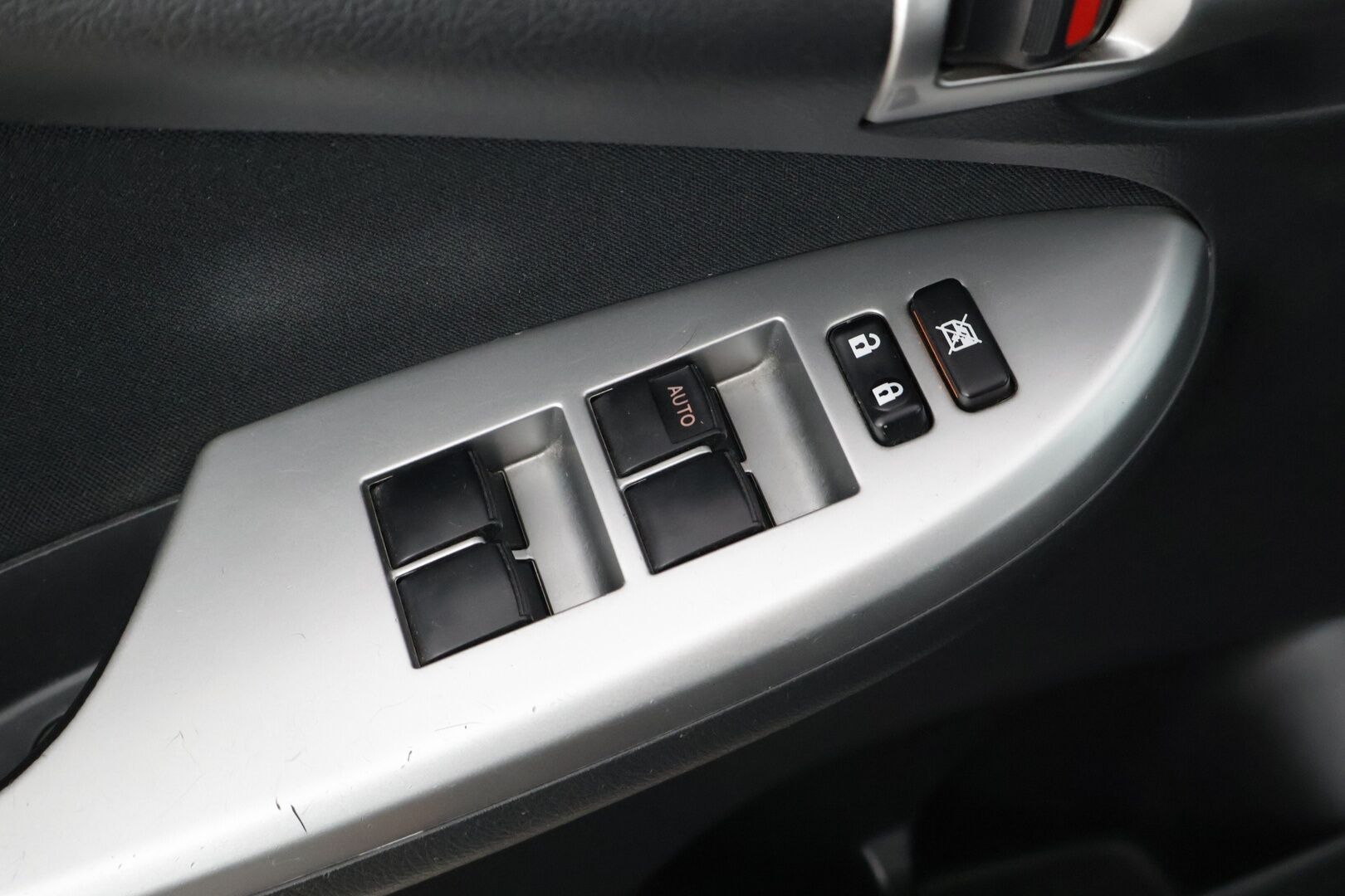 Toyota Corolla 2011 1,6 Valvematic Linea Sol 4ov - Lohkolämmitin / Särmä huoltohistoria / Tutka takana