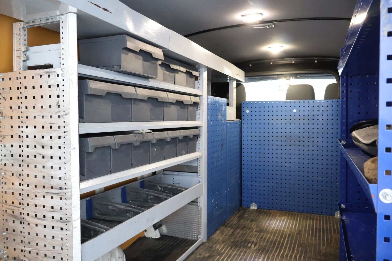 Toyota Hiace 2011 2,5 D-4D 4WD 117 5ov pitkä - Suomi-Auto | Vakkari | Läpijuostava | Invertteri | Juuri Leimattu!