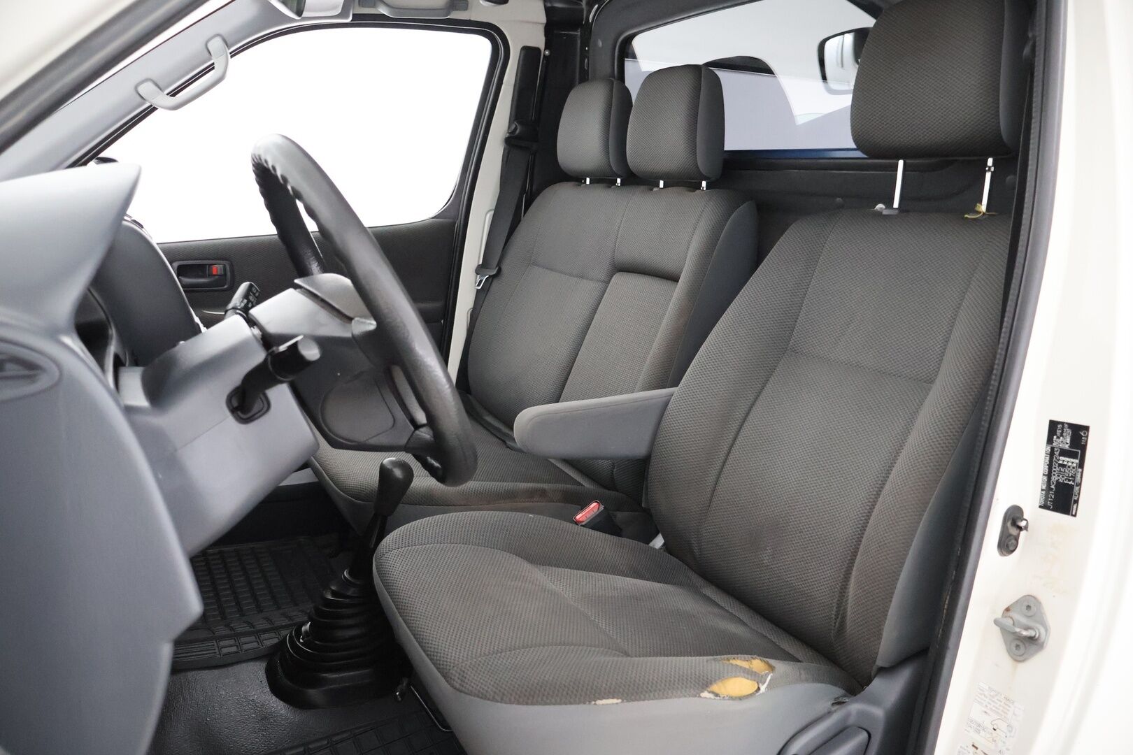 Toyota Hiace 2011 2,5 D-4D 4WD 117 5ov pitkä - Suomi-Auto | Vakkari | Läpijuostava | Invertteri | Juuri Leimattu!