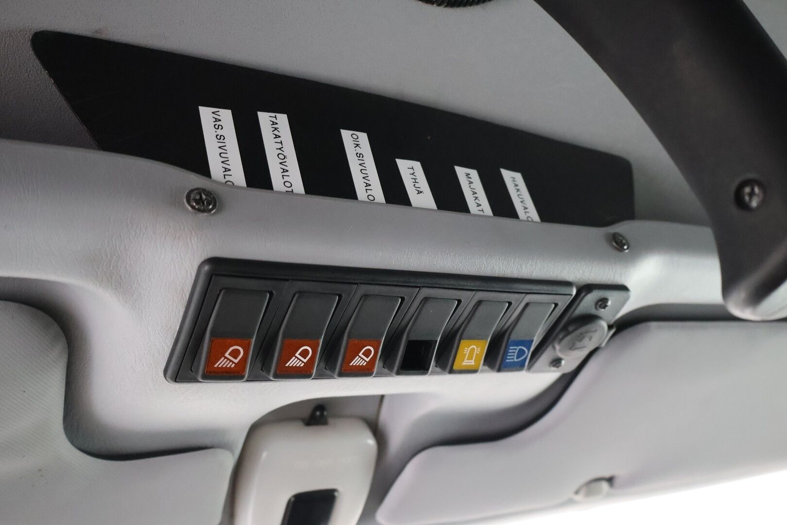 Toyota Hiace 2011 2,5 D-4D 4WD 117 5ov pitkä - Suomi-Auto | Vakkari | Läpijuostava | Invertteri | Juuri Leimattu!