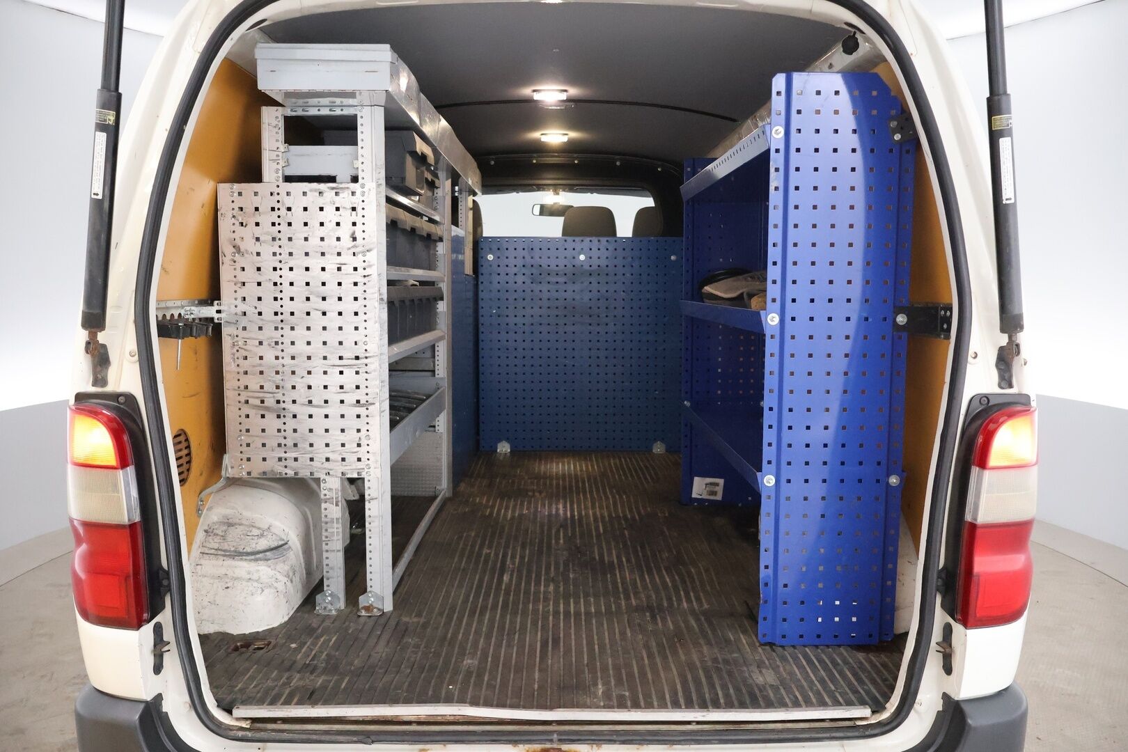 Toyota Hiace 2011 2,5 D-4D 4WD 117 5ov pitkä - Suomi-Auto | Vakkari | Läpijuostava | Invertteri | Juuri Leimattu!