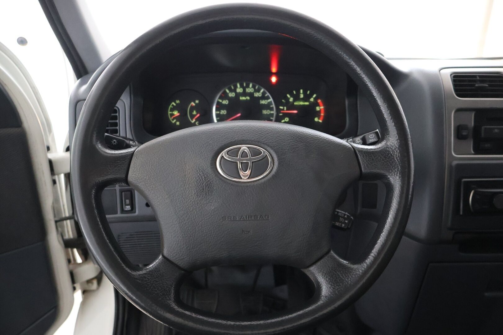 Toyota Hiace 2011 2,5 D-4D 4WD 117 5ov pitkä - Suomi-Auto | Vakkari | Läpijuostava | Invertteri | Juuri Leimattu!