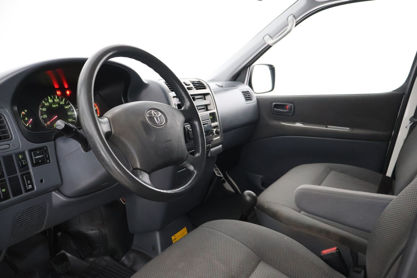 Toyota Hiace 2011 2,5 D-4D 4WD 117 5ov pitkä - Suomi-Auto | Vakkari | Läpijuostava | Invertteri | Juuri Leimattu!
