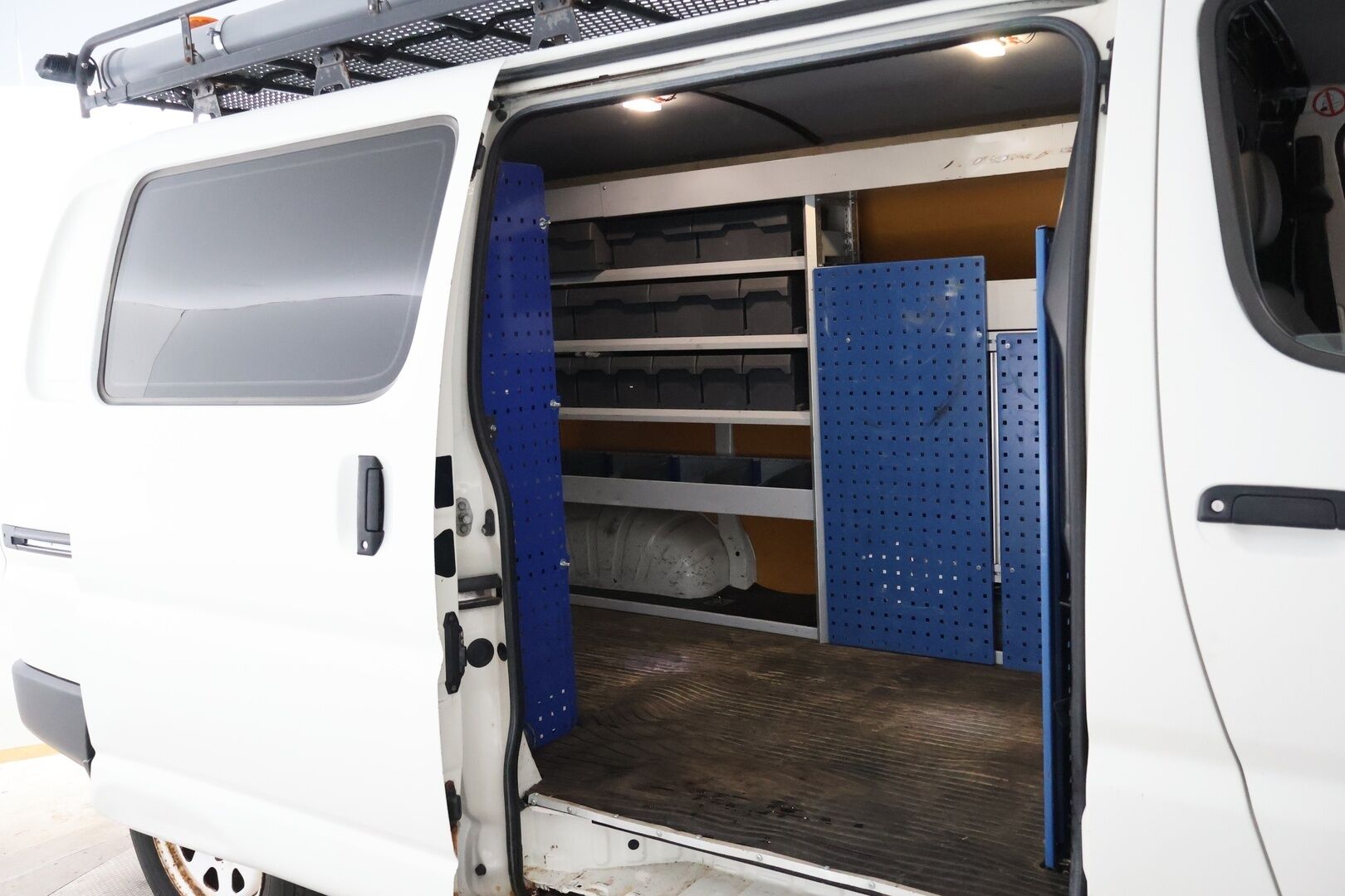 Toyota Hiace 2011 2,5 D-4D 4WD 117 5ov pitkä - Suomi-Auto | Vakkari | Läpijuostava | Invertteri | Juuri Leimattu!