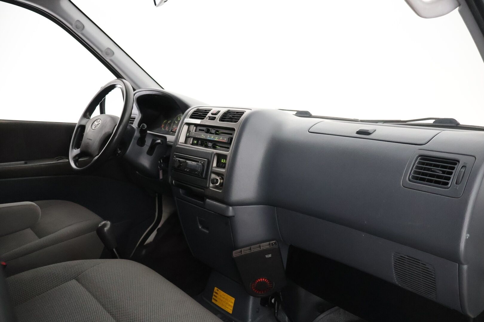 Toyota Hiace 2011 2,5 D-4D 4WD 117 5ov pitkä - Suomi-Auto | Vakkari | Läpijuostava | Invertteri | Juuri Leimattu!