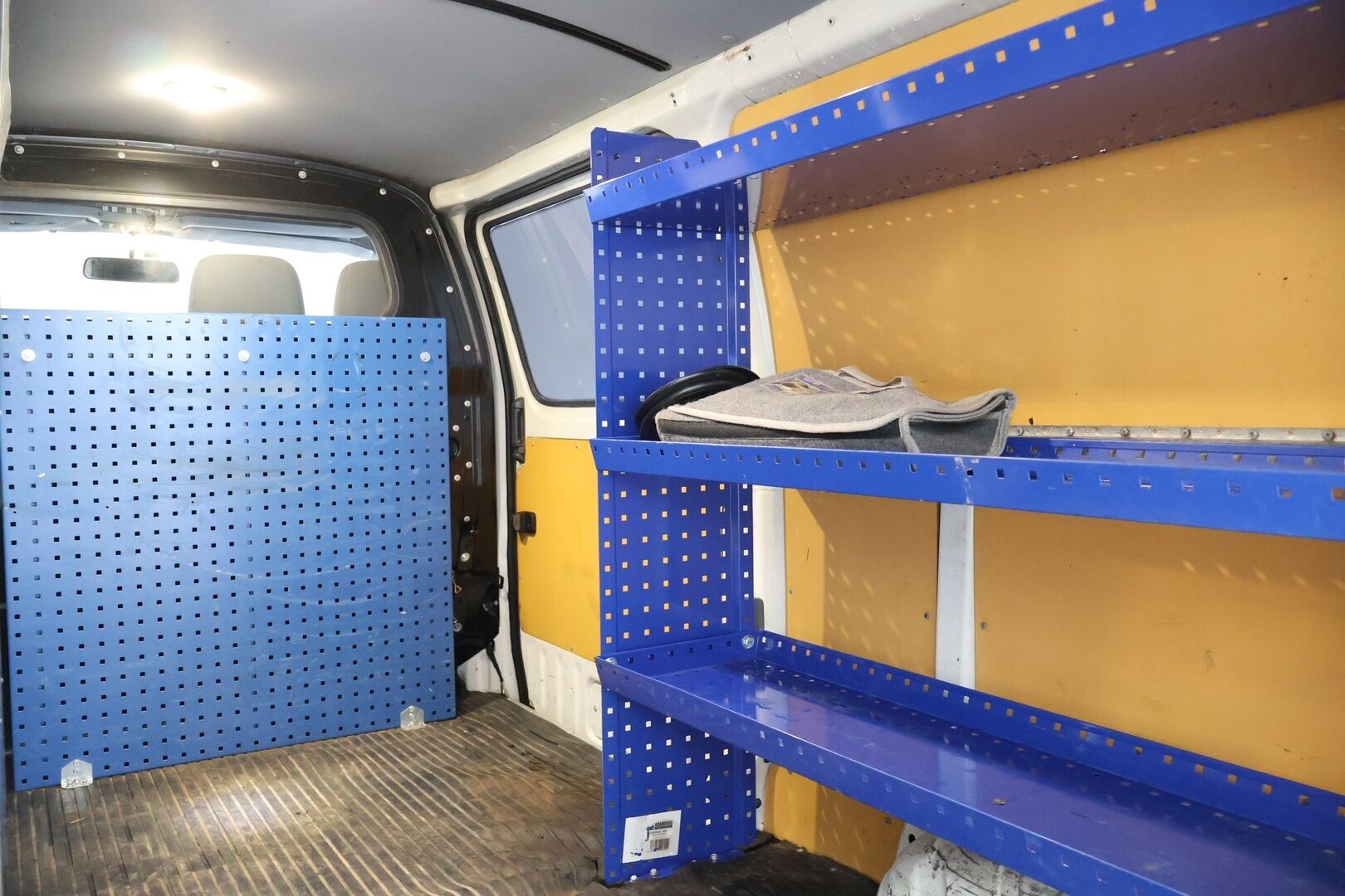 Toyota Hiace 2011 2,5 D-4D 4WD 117 5ov pitkä - Suomi-Auto | Vakkari | Läpijuostava | Invertteri | Juuri Leimattu!