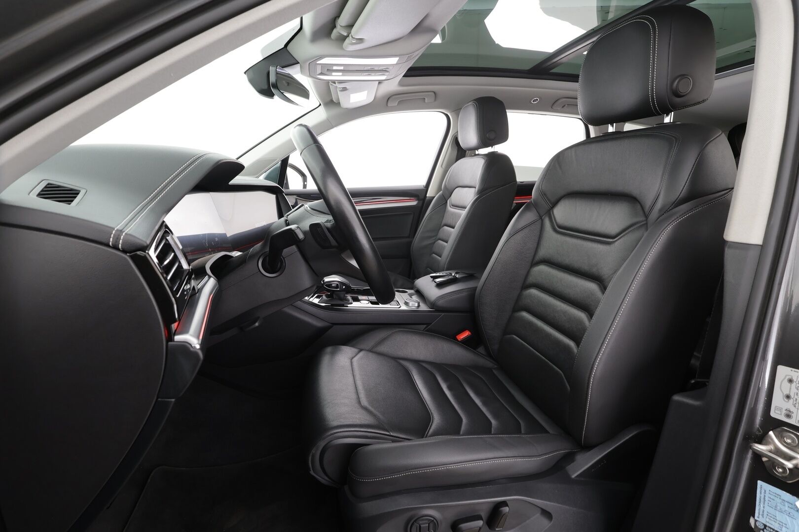 Volkswagen Touareg 2021 3,0 V6 eHybrid 280kW 4MOTION Tiptronic * ACC / 360° / HUD / Panorama / IQ.Light / Muistipenkki / Nahat * - Kahdet renkaat aluvanteilla