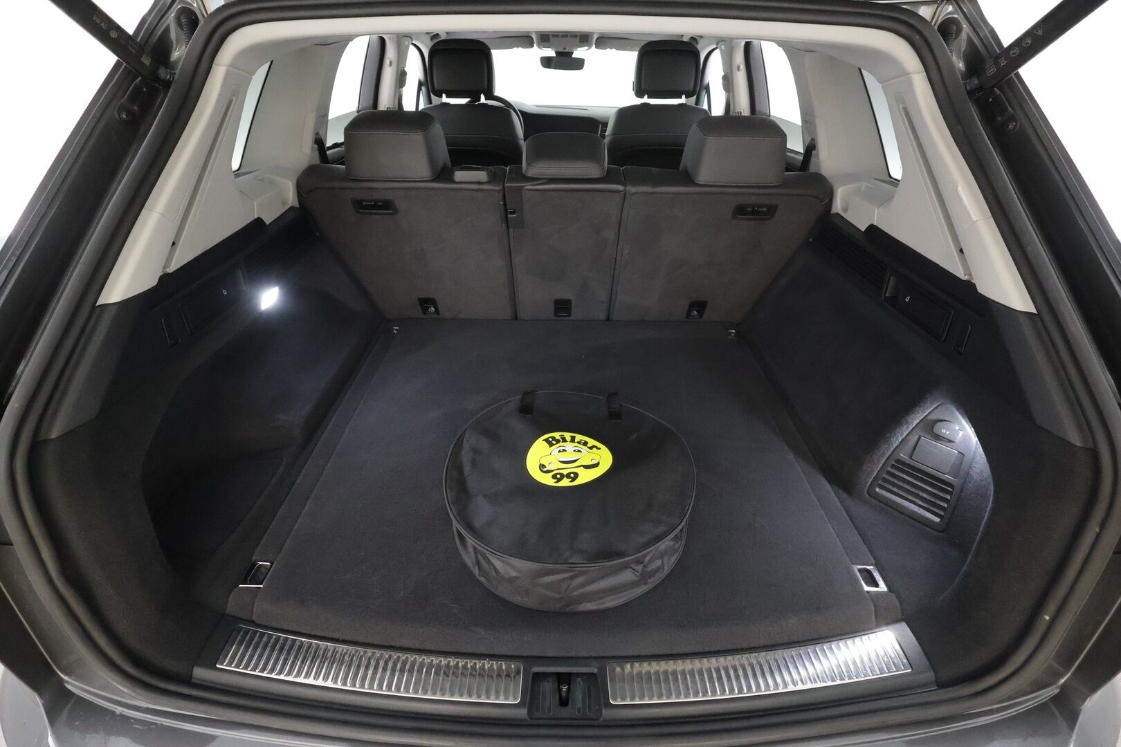 Volkswagen Touareg 2021 3,0 V6 eHybrid 280kW 4MOTION Tiptronic * ACC / 360° / HUD / Panorama / IQ.Light / Muistipenkki / Nahat * - Kahdet renkaat aluvanteilla