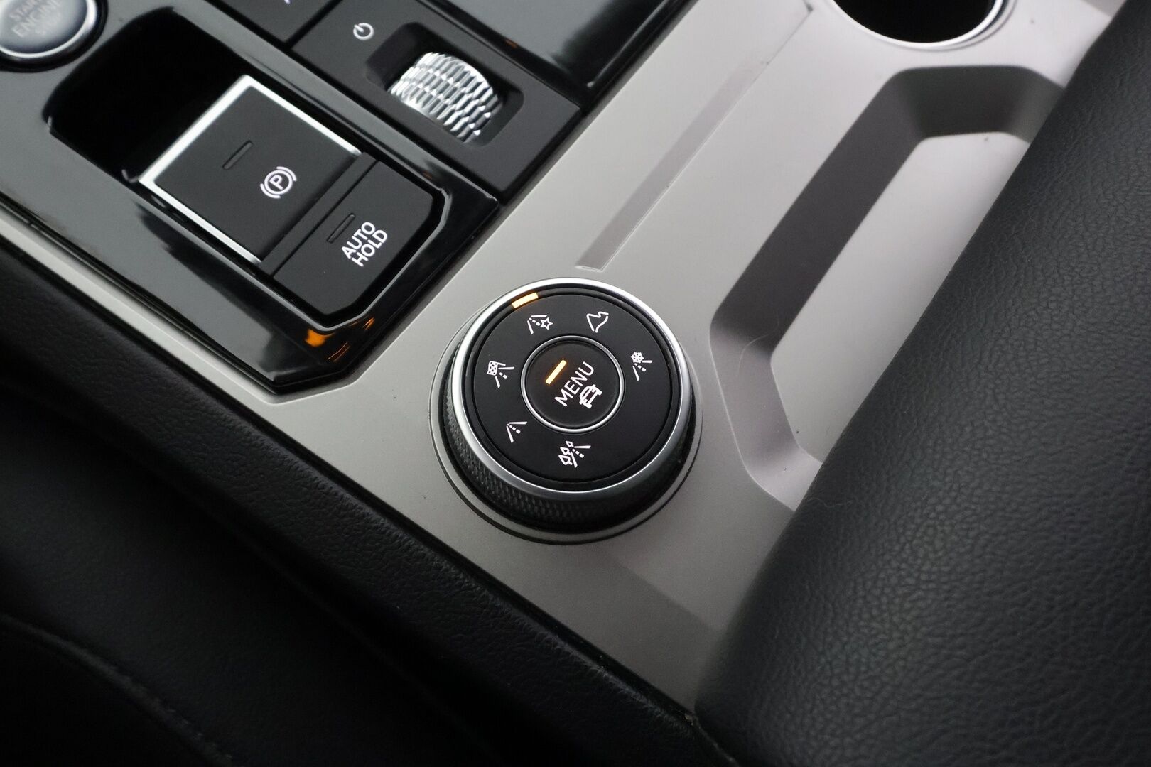 Volkswagen Touareg 2021 3,0 V6 eHybrid 280kW 4MOTION Tiptronic * ACC / 360° / HUD / Panorama / IQ.Light / Muistipenkki / Nahat * - Kahdet renkaat aluvanteilla