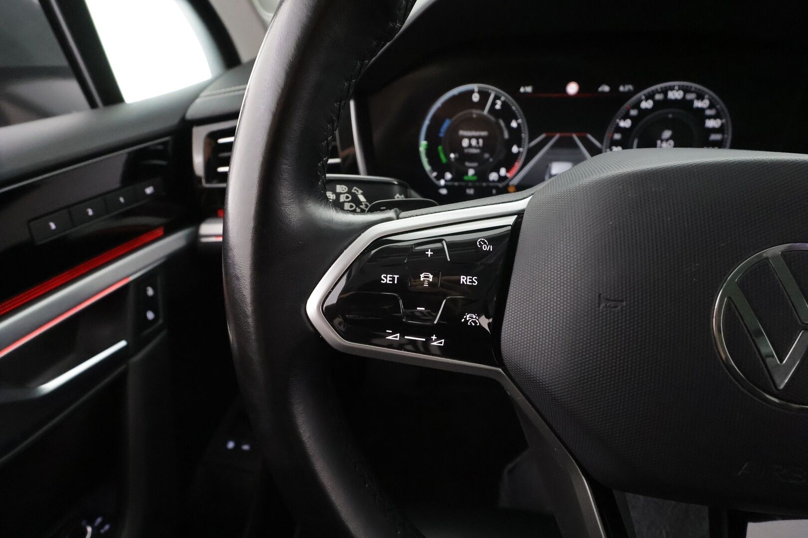 Volkswagen Touareg 2021 3,0 V6 eHybrid 280kW 4MOTION Tiptronic * ACC / 360° / HUD / Panorama / IQ.Light / Muistipenkki / Nahat * - Kahdet renkaat aluvanteilla