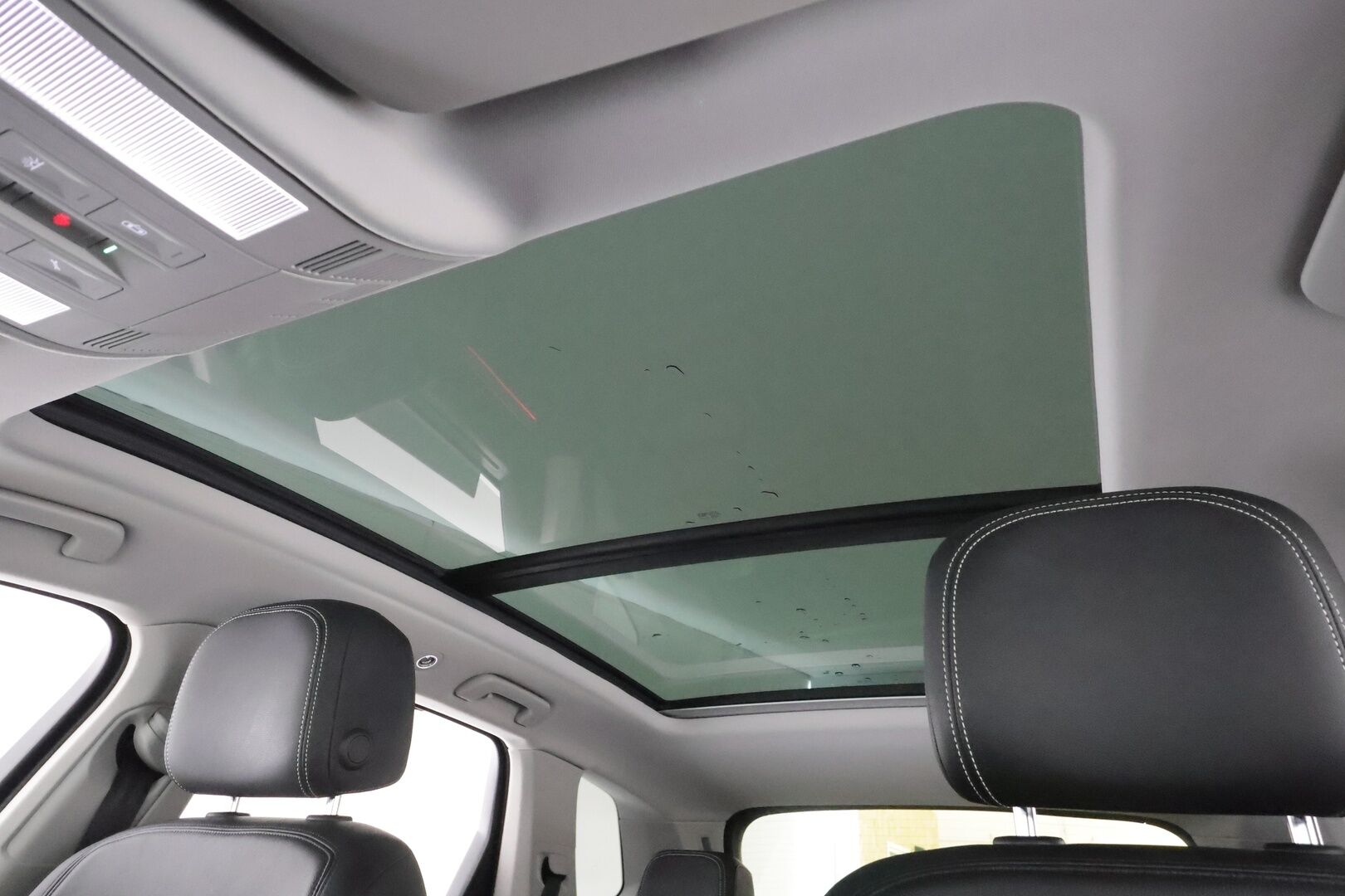 Volkswagen Touareg 2021 3,0 V6 eHybrid 280kW 4MOTION Tiptronic * ACC / 360° / HUD / Panorama / IQ.Light / Muistipenkki / Nahat * - Kahdet renkaat aluvanteilla