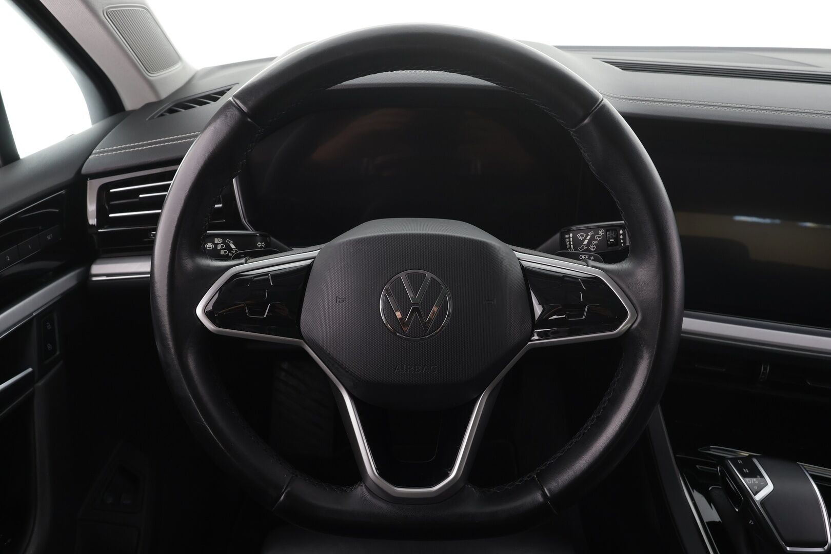 Volkswagen Touareg 2021 3,0 V6 eHybrid 280kW 4MOTION Tiptronic * ACC / 360° / HUD / Panorama / IQ.Light / Muistipenkki / Nahat * - Kahdet renkaat aluvanteilla