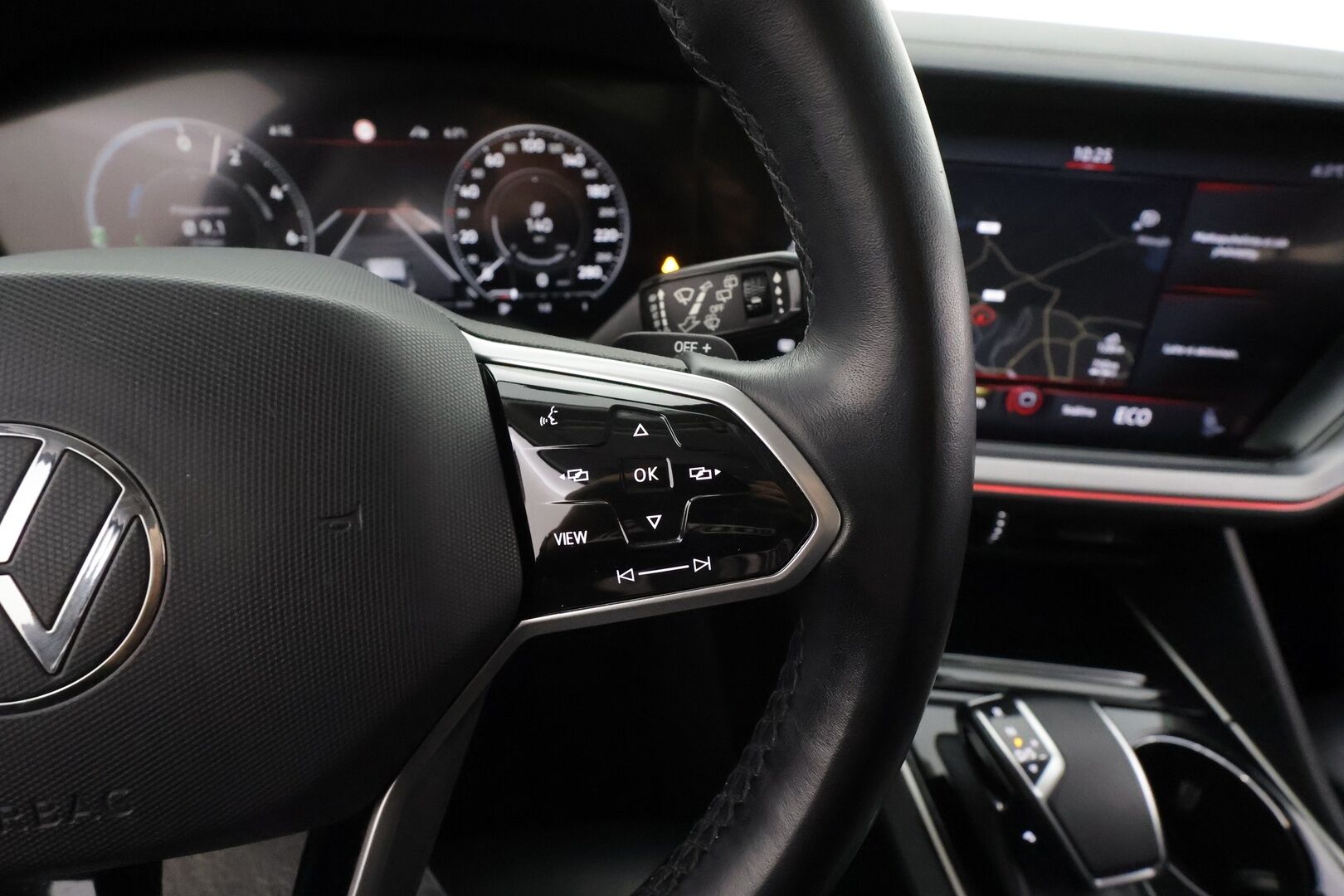 Volkswagen Touareg 2021 3,0 V6 eHybrid 280kW 4MOTION Tiptronic * ACC / 360° / HUD / Panorama / IQ.Light / Muistipenkki / Nahat * - Kahdet renkaat aluvanteilla