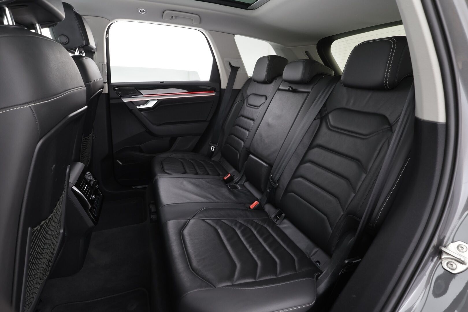 Volkswagen Touareg 2021 3,0 V6 eHybrid 280kW 4MOTION Tiptronic * ACC / 360° / HUD / Panorama / IQ.Light / Muistipenkki / Nahat * - Kahdet renkaat aluvanteilla