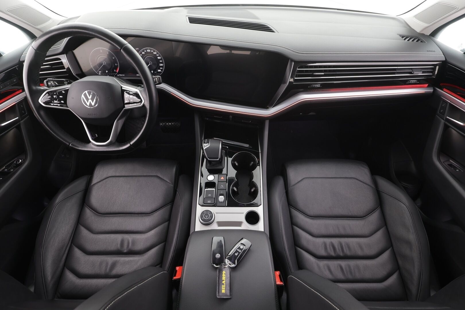 Volkswagen Touareg 2021 3,0 V6 eHybrid 280kW 4MOTION Tiptronic * ACC / 360° / HUD / Panorama / IQ.Light / Muistipenkki / Nahat * - Kahdet renkaat aluvanteilla