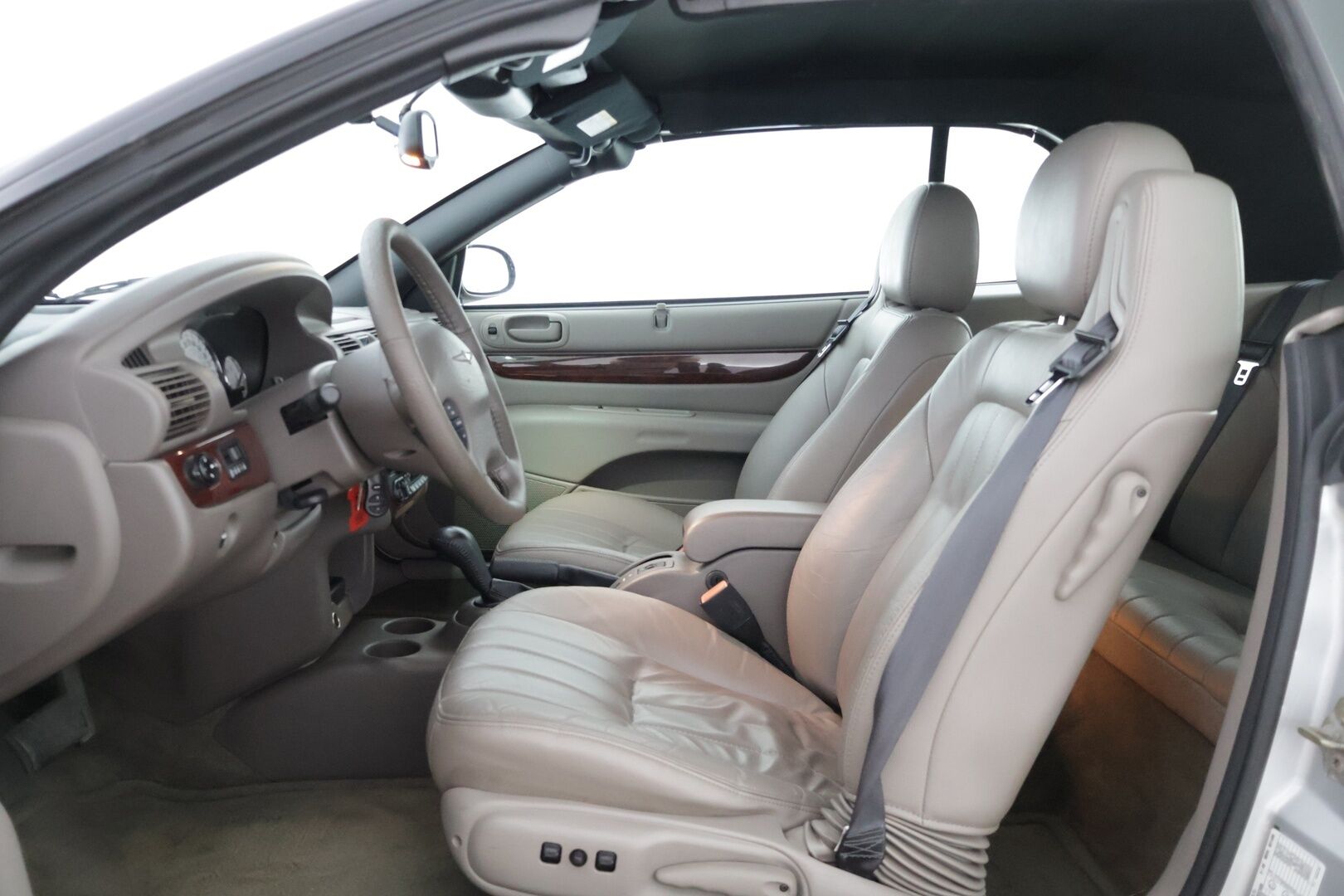 Chrysler Sebring 2002 2,7 V6 A4 Cabrio Limited Autostick * Myydään huutokaupat.com- sivustolla / 2x renkaat / Siisti / Vähän ajettu!* - * Harvoin tarjolla! / Vähän ajettu yksilö!*