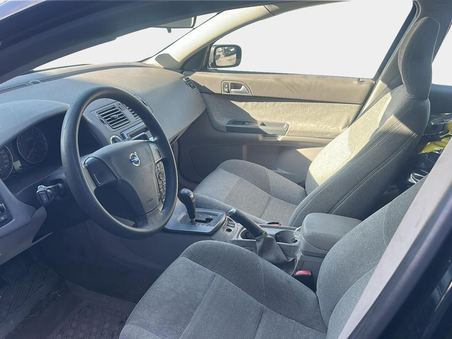 Volvo S40 2004 2,4 / Huoltokirja! / 2x Renkaat / 2x Avaimet / Suomi-auto /  - YritysOutlet - Myydään vain yrityksille - Siisti! / Huoltokirja! / 2x renkaat / 5-Sylinteriä! / - YritysOutlet - Myydään vain yrityksille