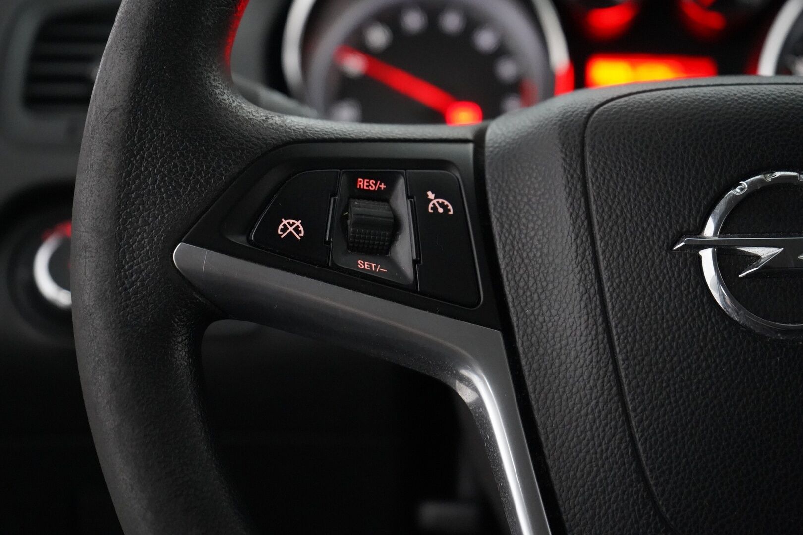 Opel Insignia 2012 5-ov Pro 1,4 Turbo ecoFLEX Start/Stop 103kW MT6 * Vakkari / Tutkat / Penkinlämmittimet / Lohko / Autom. Ilmastointi * - Suomi-auto / Kahdet renkaat / Kattava huoltohistoria!