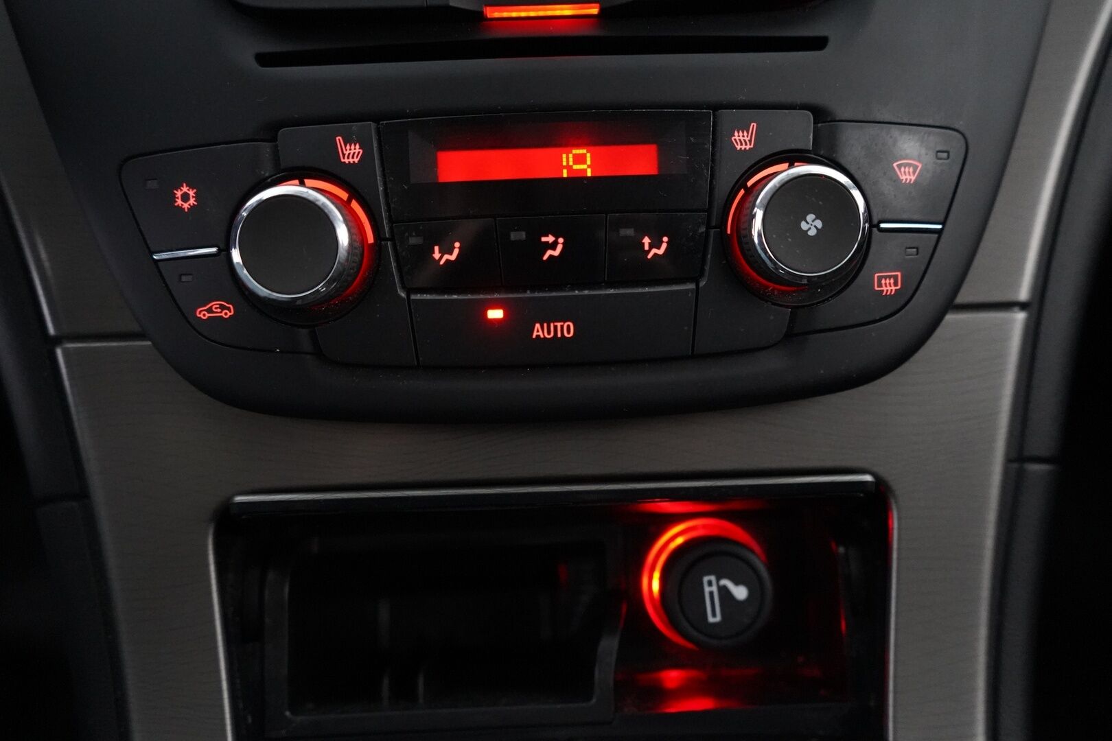 Opel Insignia 2012 5-ov Pro 1,4 Turbo ecoFLEX Start/Stop 103kW MT6 * Vakkari / Tutkat / Penkinlämmittimet / Lohko / Autom. Ilmastointi * - Suomi-auto / Kahdet renkaat / Kattava huoltohistoria!