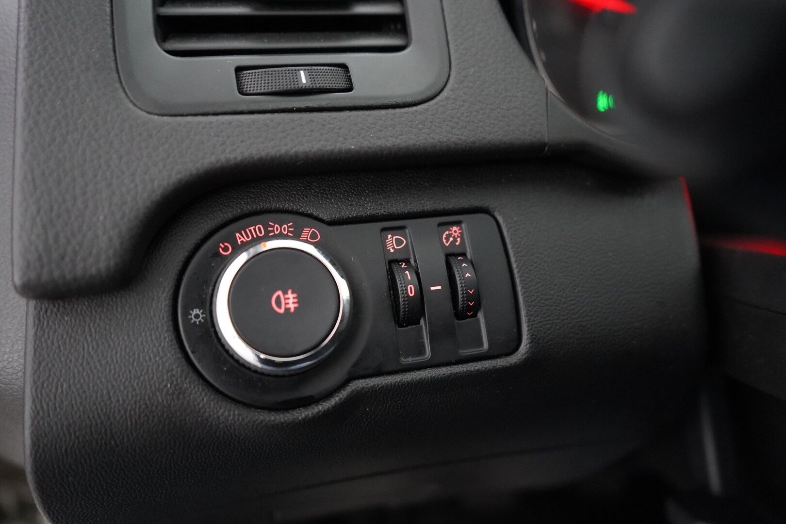 Opel Insignia 2012 5-ov Pro 1,4 Turbo ecoFLEX Start/Stop 103kW MT6 * Vakkari / Tutkat / Penkinlämmittimet / Lohko / Autom. Ilmastointi * - Suomi-auto / Kahdet renkaat / Kattava huoltohistoria!