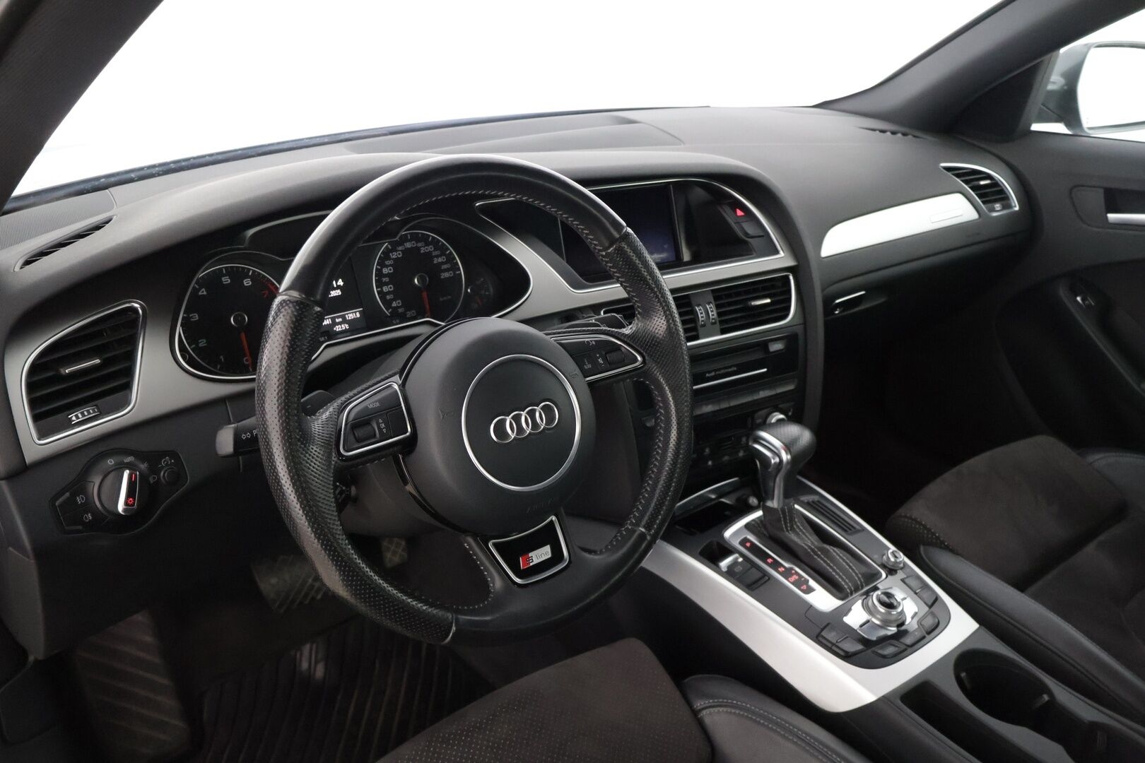 Audi A4 2013 Sedan LE 2,0 TFSI 155 kW quattro S tronic S-Line * Sporttipenkit / Vetokoukku / Navi / S-Line sisä- ja ulkopaketti * - * Suomi-auto / Hyvin huollettu / 2x Renkaat ja aluvanteet / Lohkolämmitin ja sisätilalämmitin *