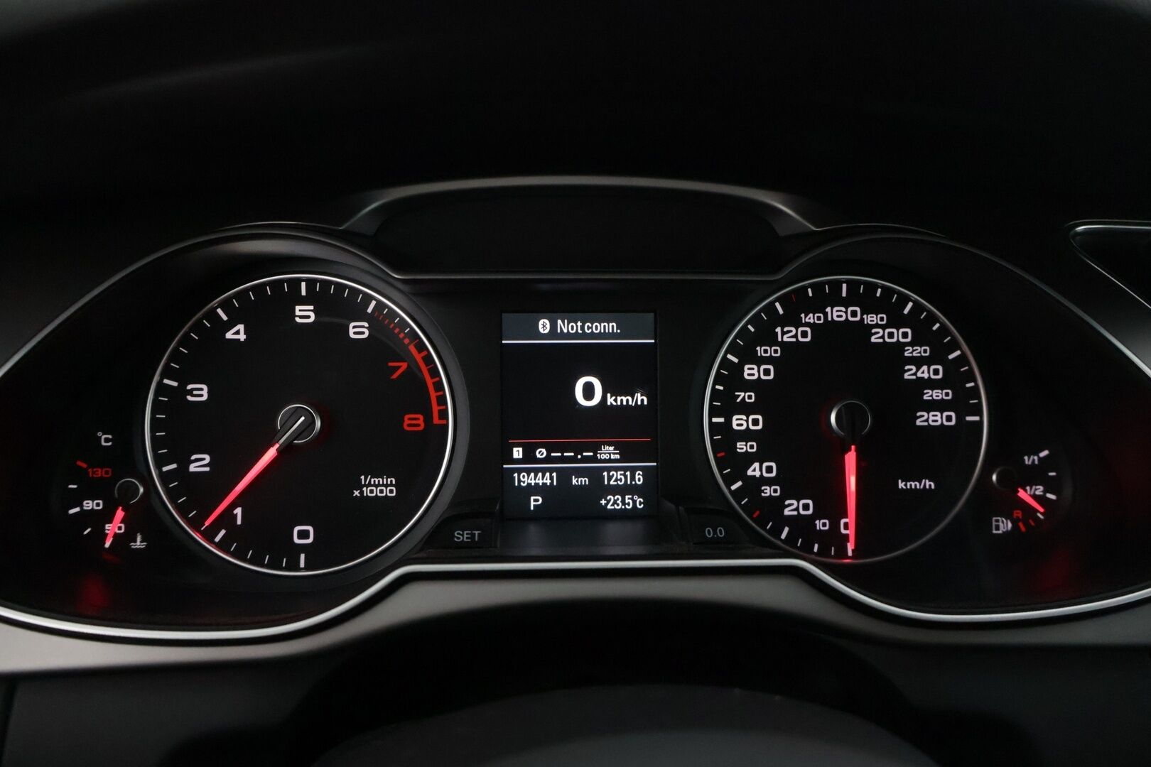 Audi A4 2013 Sedan LE 2,0 TFSI 155 kW quattro S tronic S-Line * Sporttipenkit / Vetokoukku / Navi / S-Line sisä- ja ulkopaketti * - * Suomi-auto / Hyvin huollettu / 2x Renkaat ja aluvanteet / Lohkolämmitin ja sisätilalämmitin *