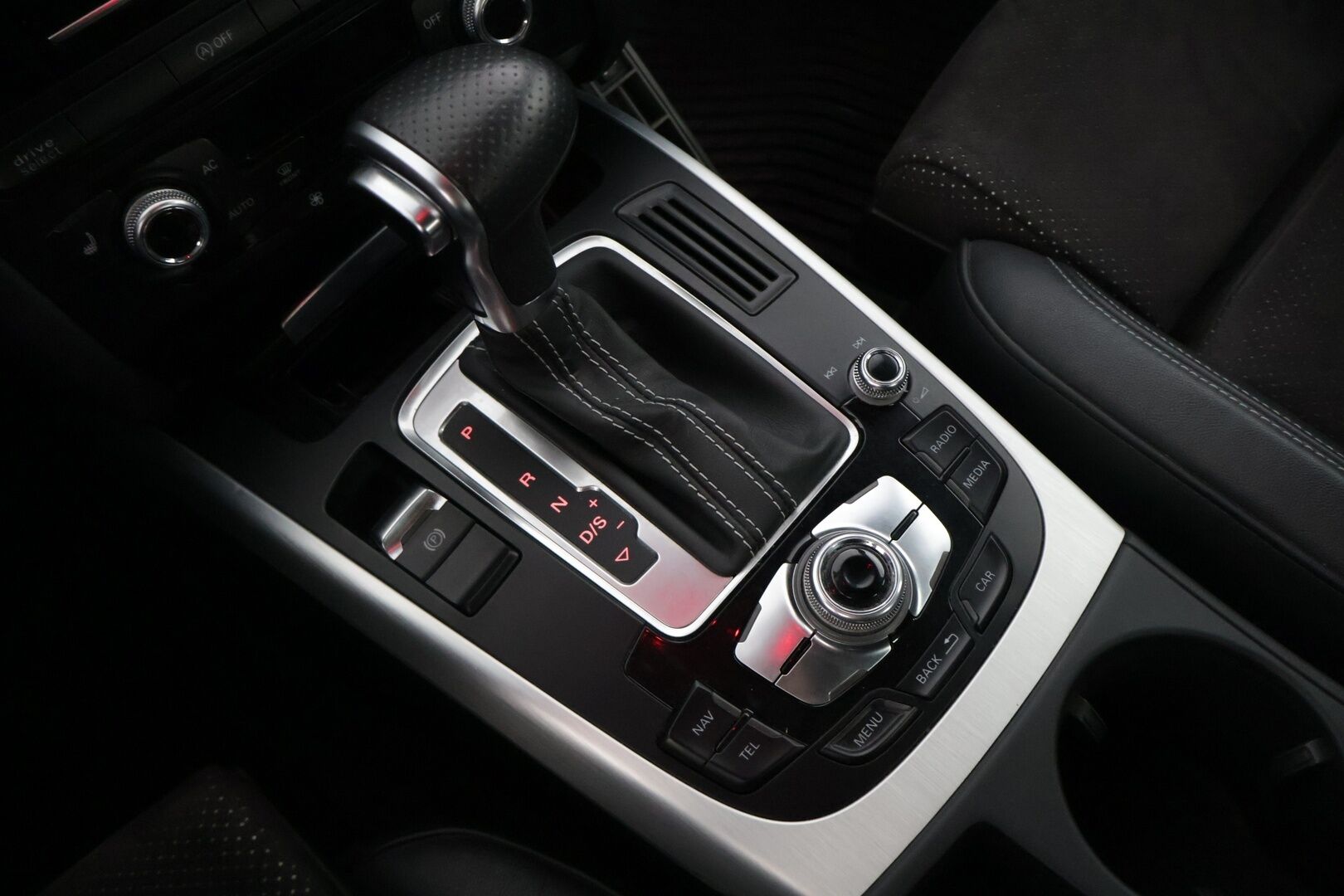Audi A4 2013 Sedan LE 2,0 TFSI 155 kW quattro S tronic S-Line * Sporttipenkit / Vetokoukku / Navi / S-Line sisä- ja ulkopaketti * - * Suomi-auto / Hyvin huollettu / 2x Renkaat ja aluvanteet / Lohkolämmitin ja sisätilalämmitin *